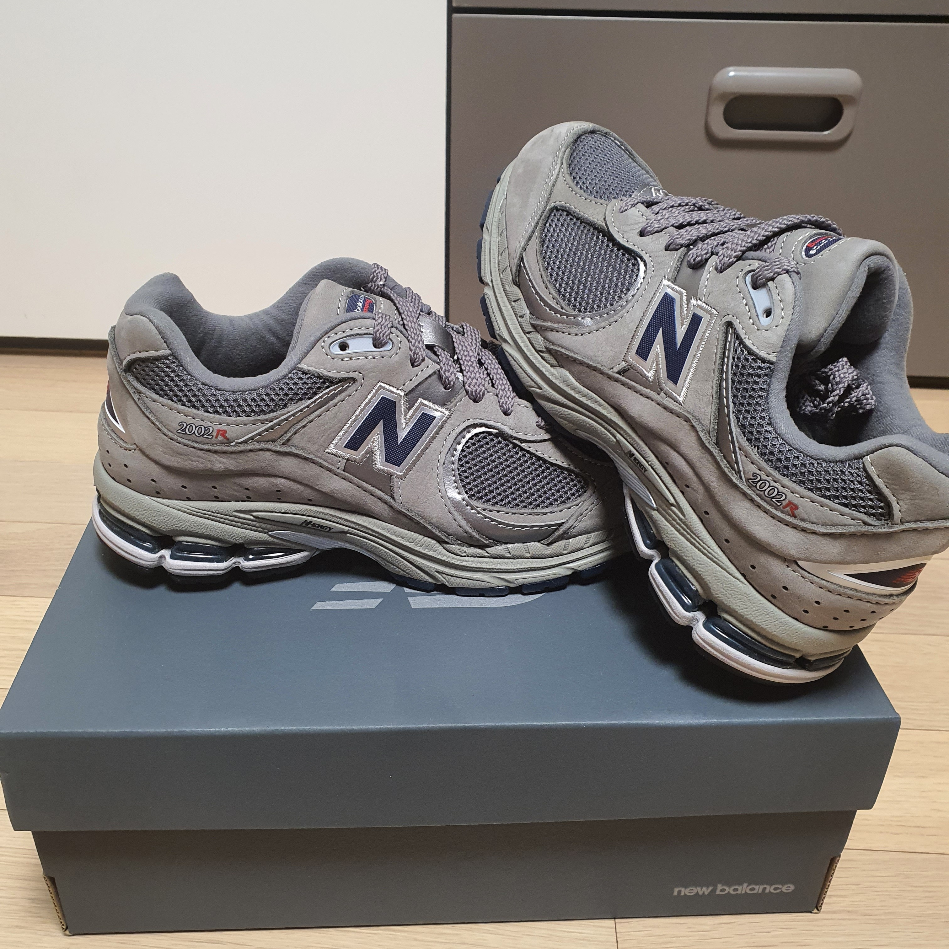 New Balance 2002R Gray 착용 스타일