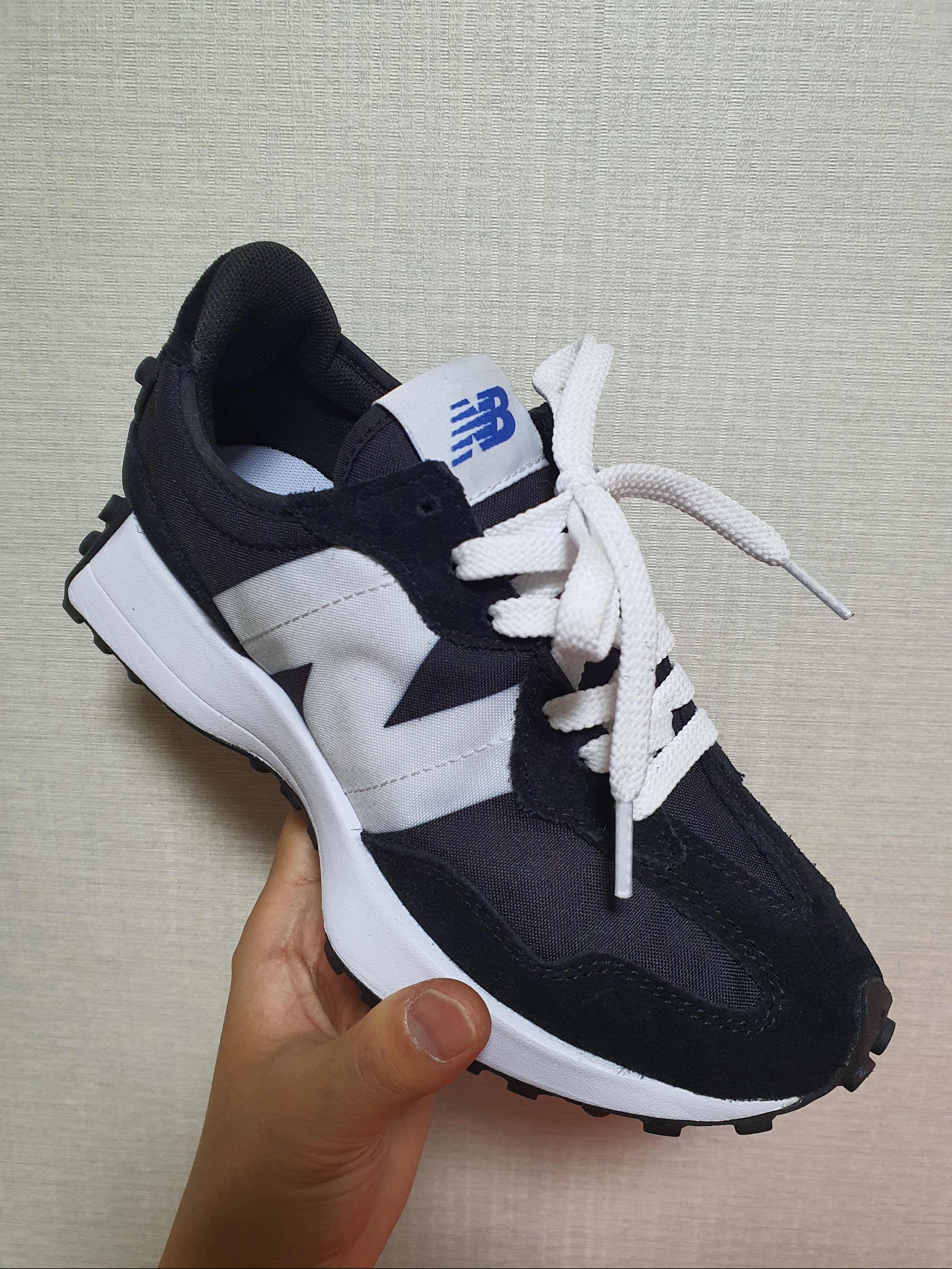 New Balance 327 Black 착용 스타일