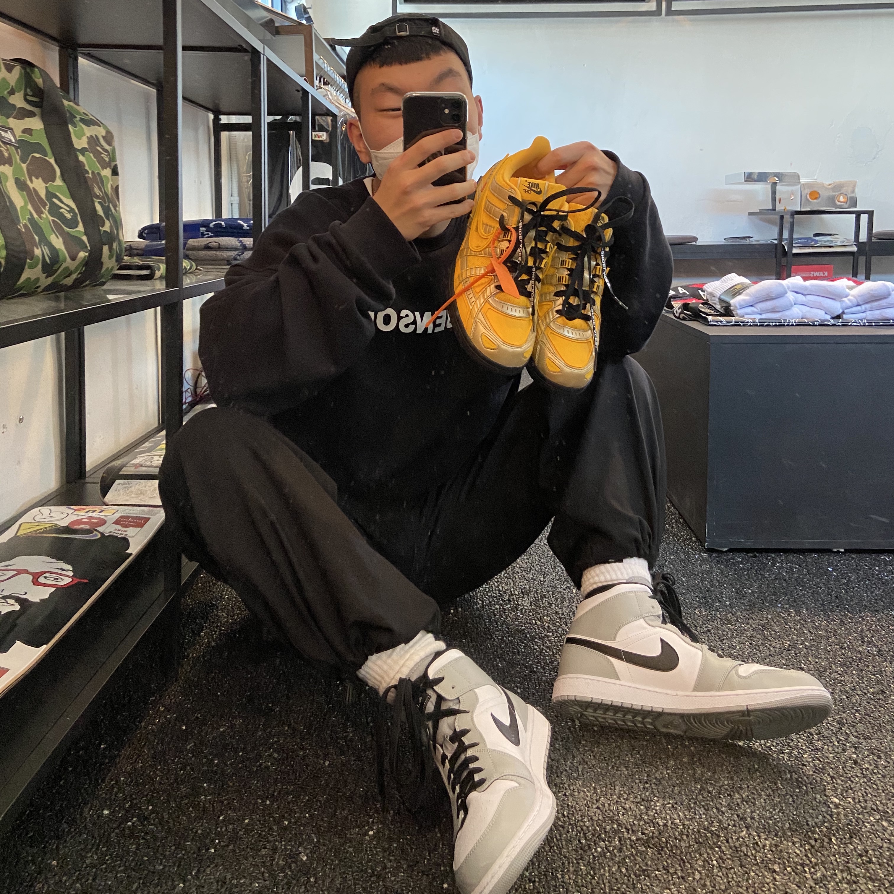 Jordan 1 Mid Light Smoke Grey, Nike x Off-White Air Rubber Dunk University Gold 착용 스타일 - 1