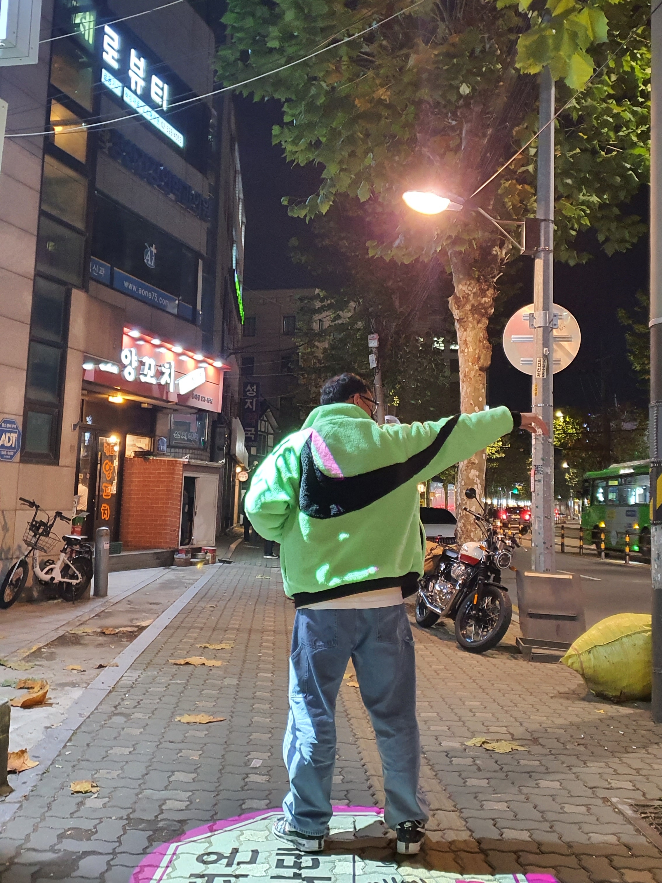 Nike x Peaceminusone Air Force 1 Low Para-Noise, Nike Big Swoosh Full Zip Jacket Green Black 착용 스타일