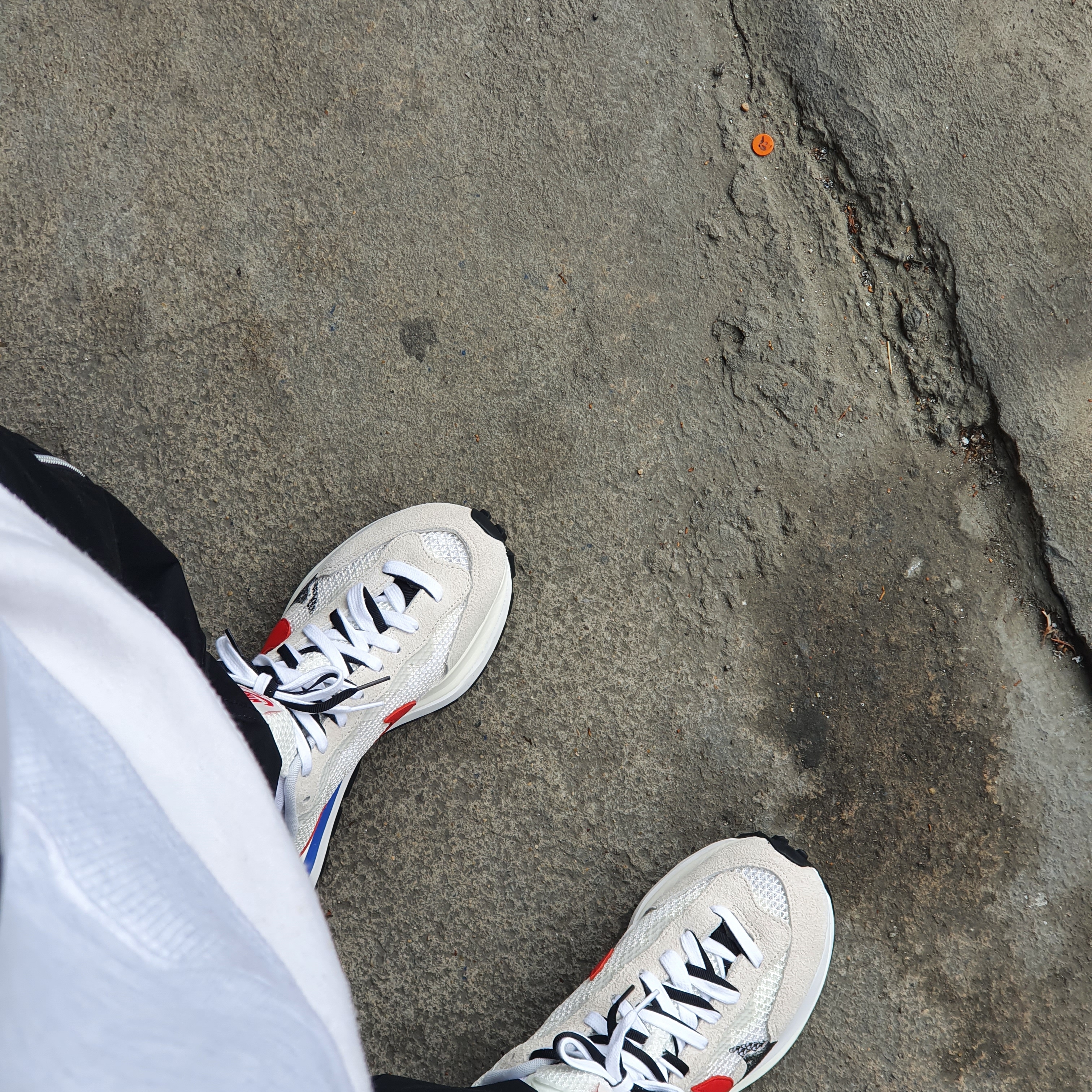Nike x Sacai VaporWaffle Royal Fuchsia 착용 스타일