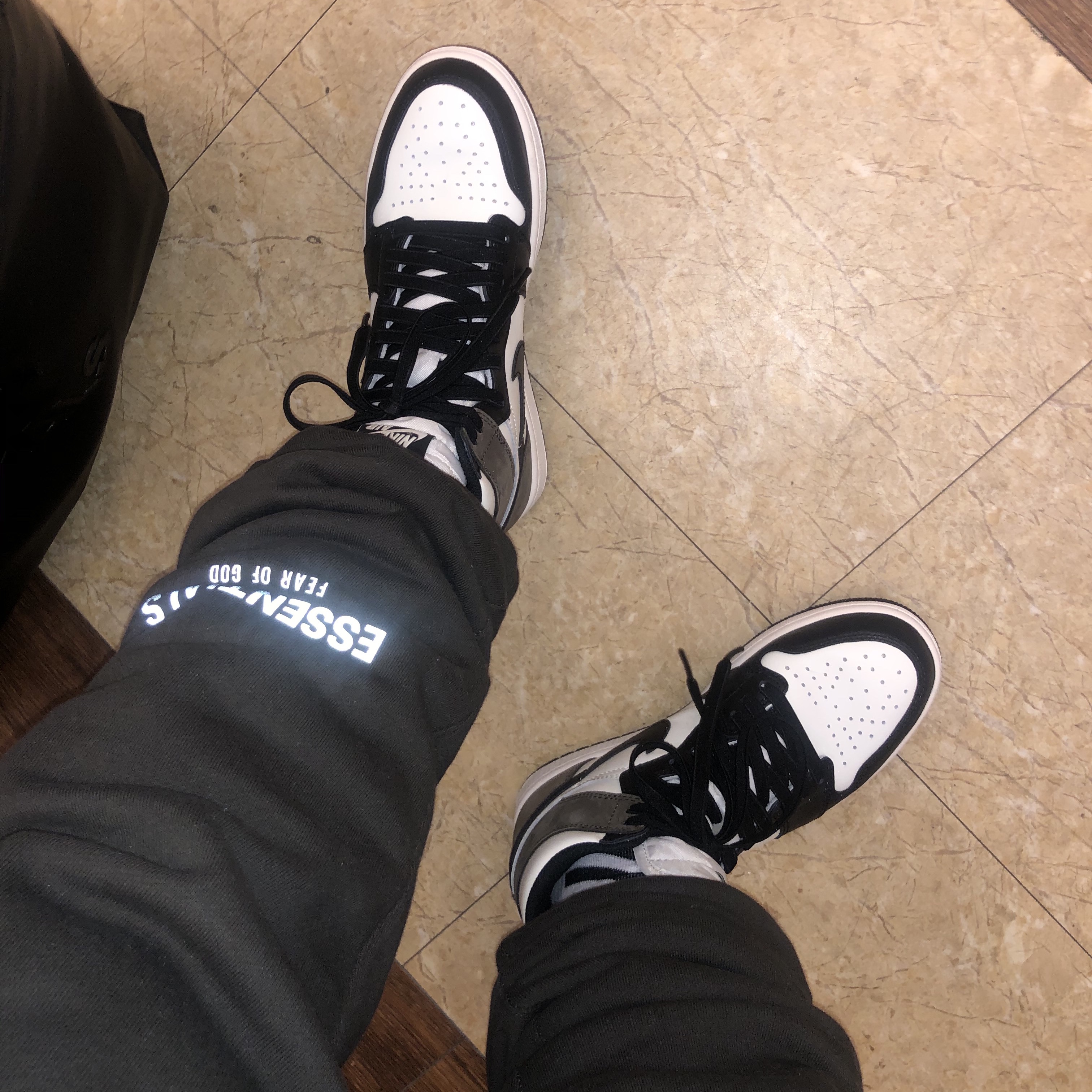 Essentials Sweatpants Weathered Black - 20FW, Jordan 1 Retro High OG Black Mocha 착용 스타일