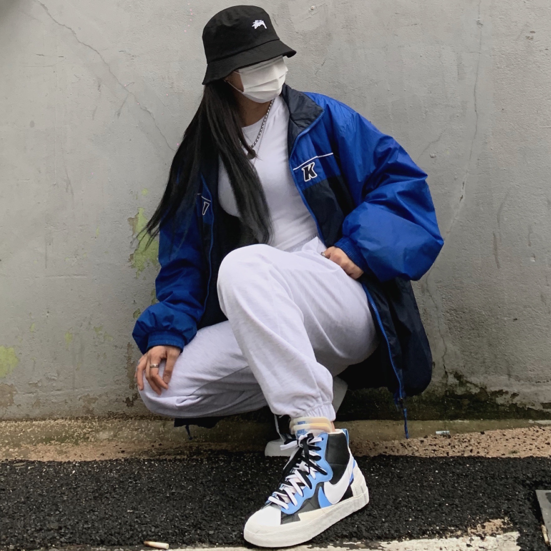 Nike x Sacai Blazer Mid White Black Legend Blue 착용 스타일 - 2