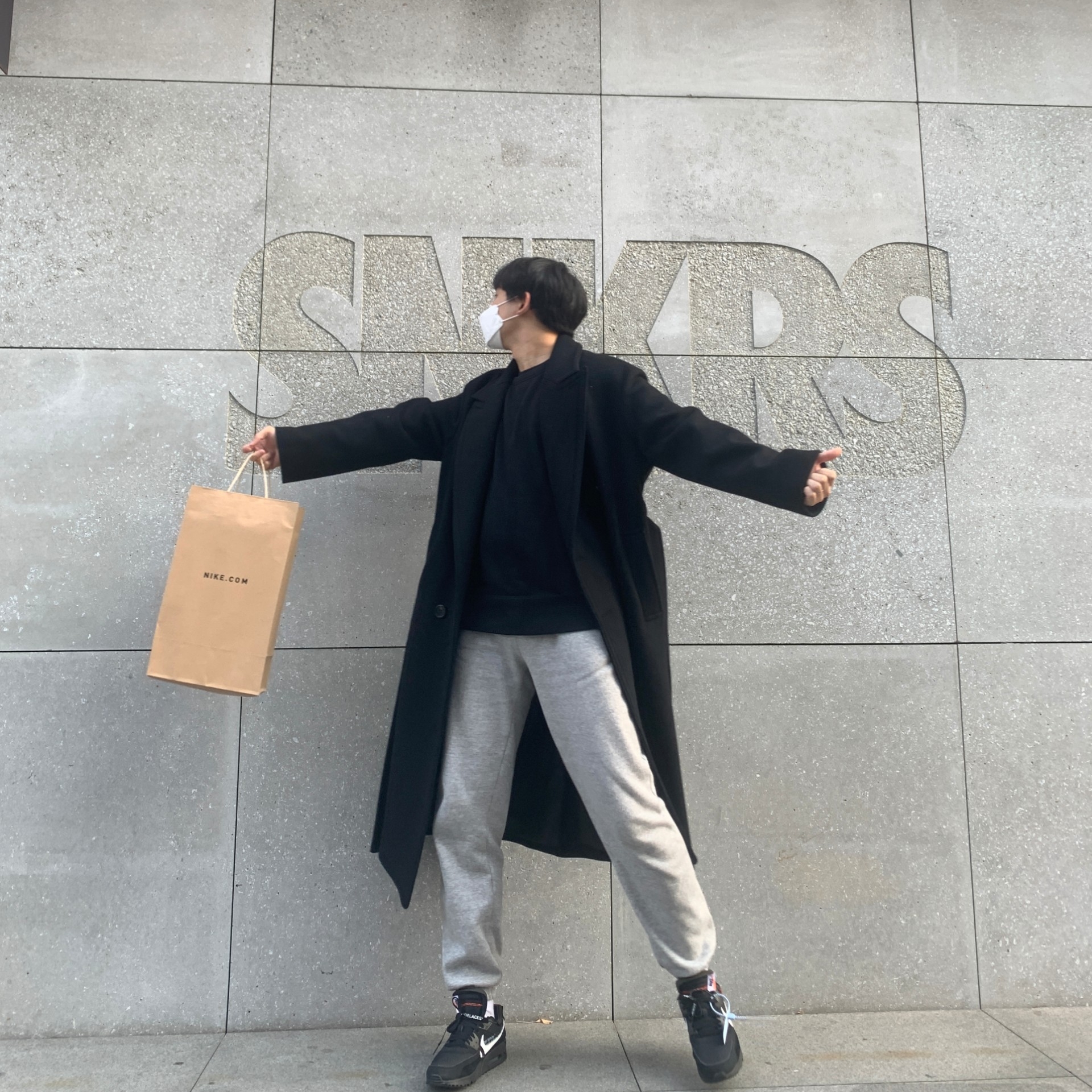 Nike x Off-White Air Max 90 V2 Black White, Nike x Sean Cliver SB Dunk Low Holiday Special 착용 스타일