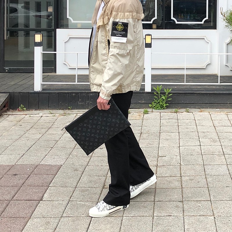 Dior B23 High Dior Oblique White & Black, Louis Vuitton Discovery Pochette Monogram Eclipse 착용 스타일 - 1