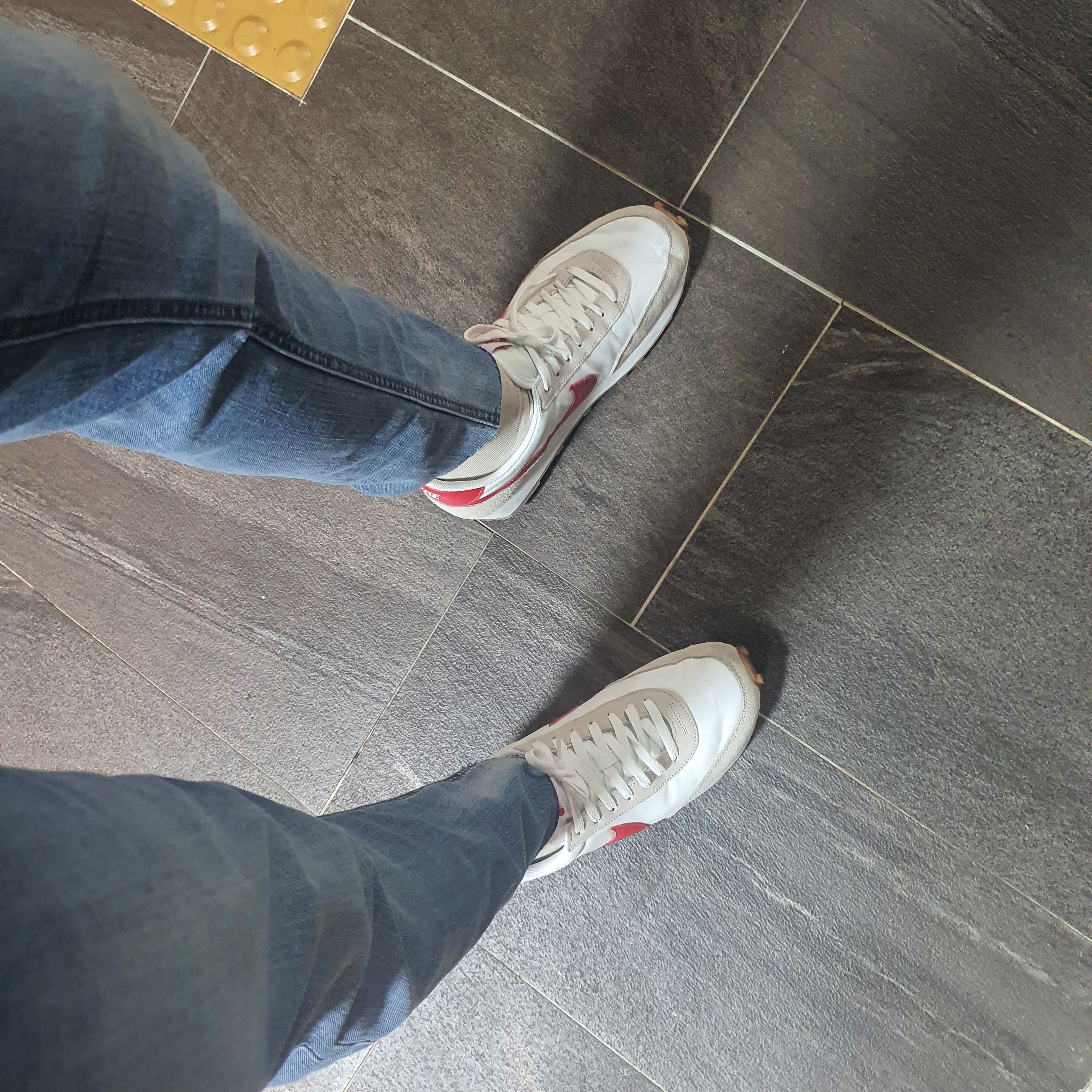 (W) Nike Daybreak Summit White University Red 착용 스타일 - 4