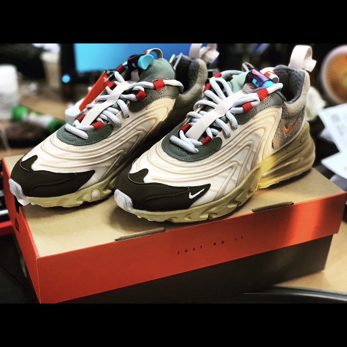 Nike x Sacai VaporWaffle Royal Fuchsia, Nike x Travis Scott Air Max 270 React Cactus Trails 착용 스타일 - 2