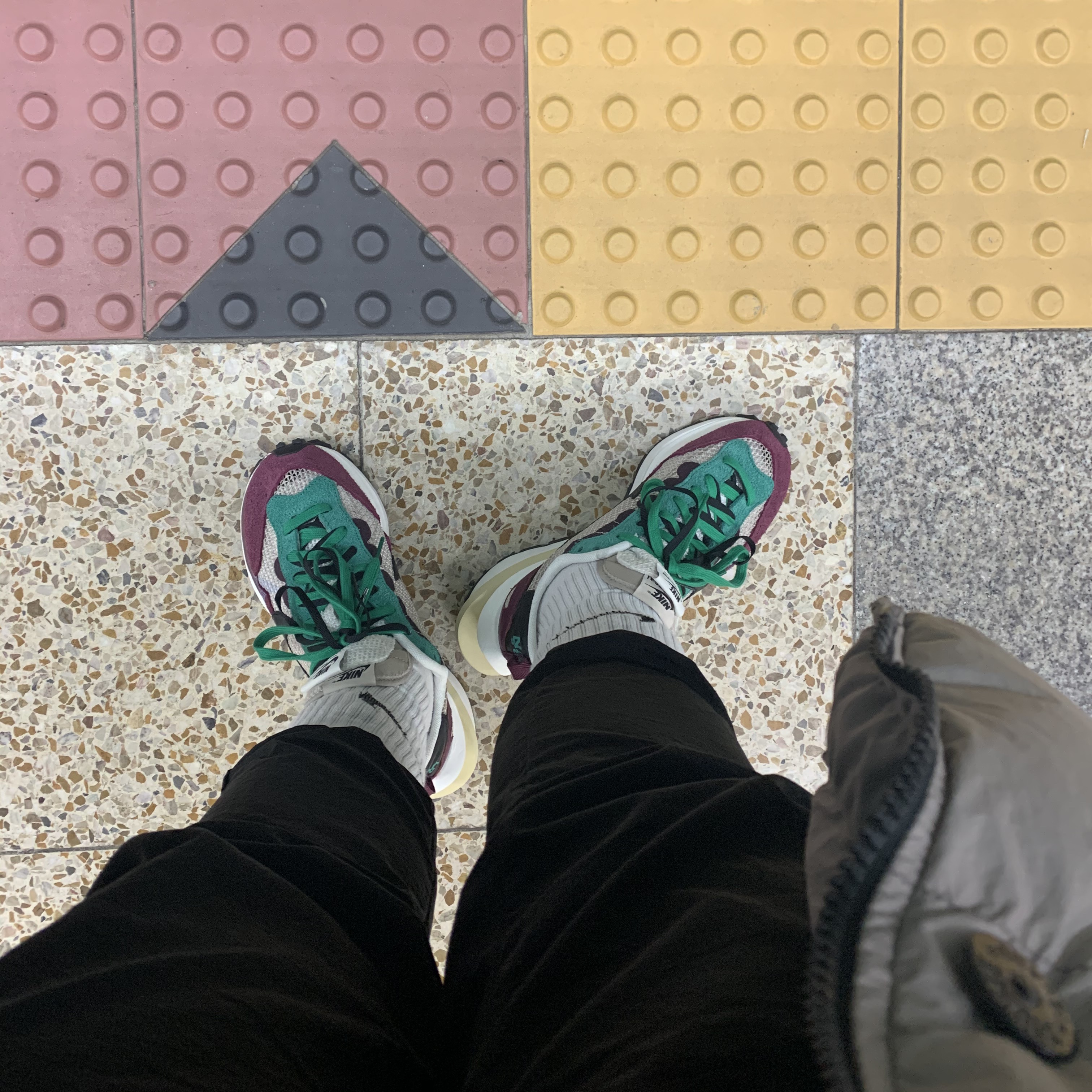 Nike x Sacai VaporWaffle String & Black Villain Red 착용 스타일