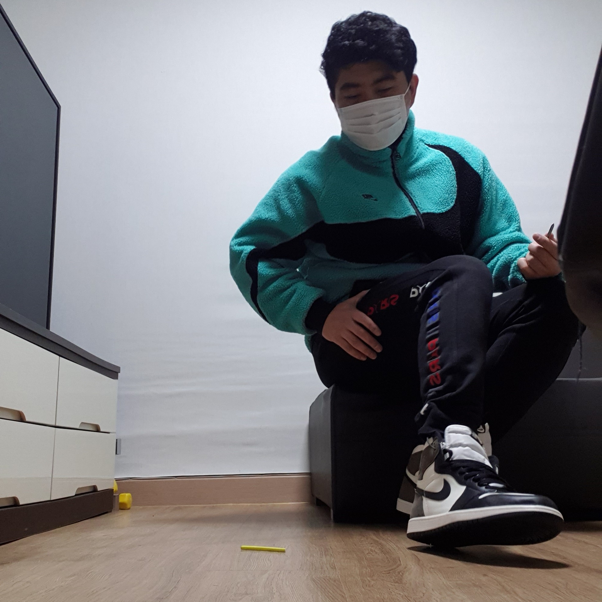 Nike Big Swoosh Full Zip Jacket Hyper Jade Black, Jordan 1 Retro High OG Black Mocha 착용 스타일