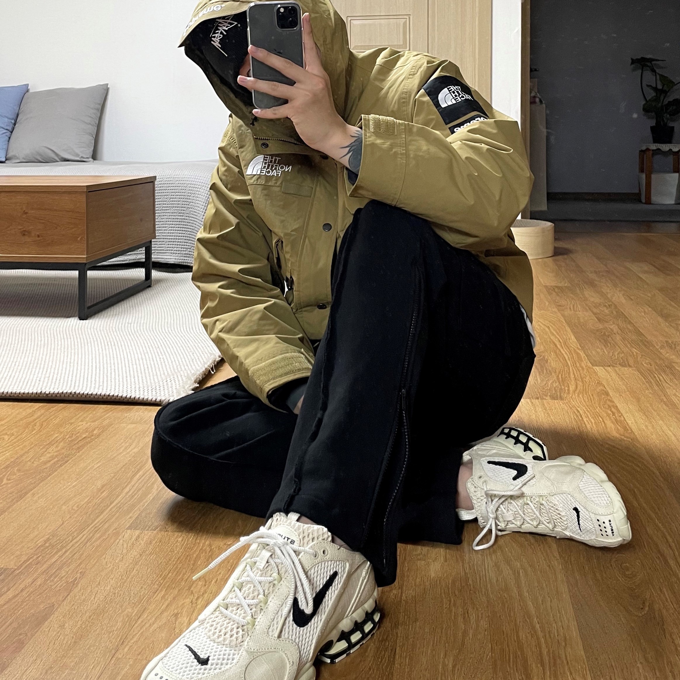 Supreme x The North Face Cargo Jacket Gold - 20SS, Nike x Stussy Air Zoom Spiridon Cage 2 Fossil 착용 스타일