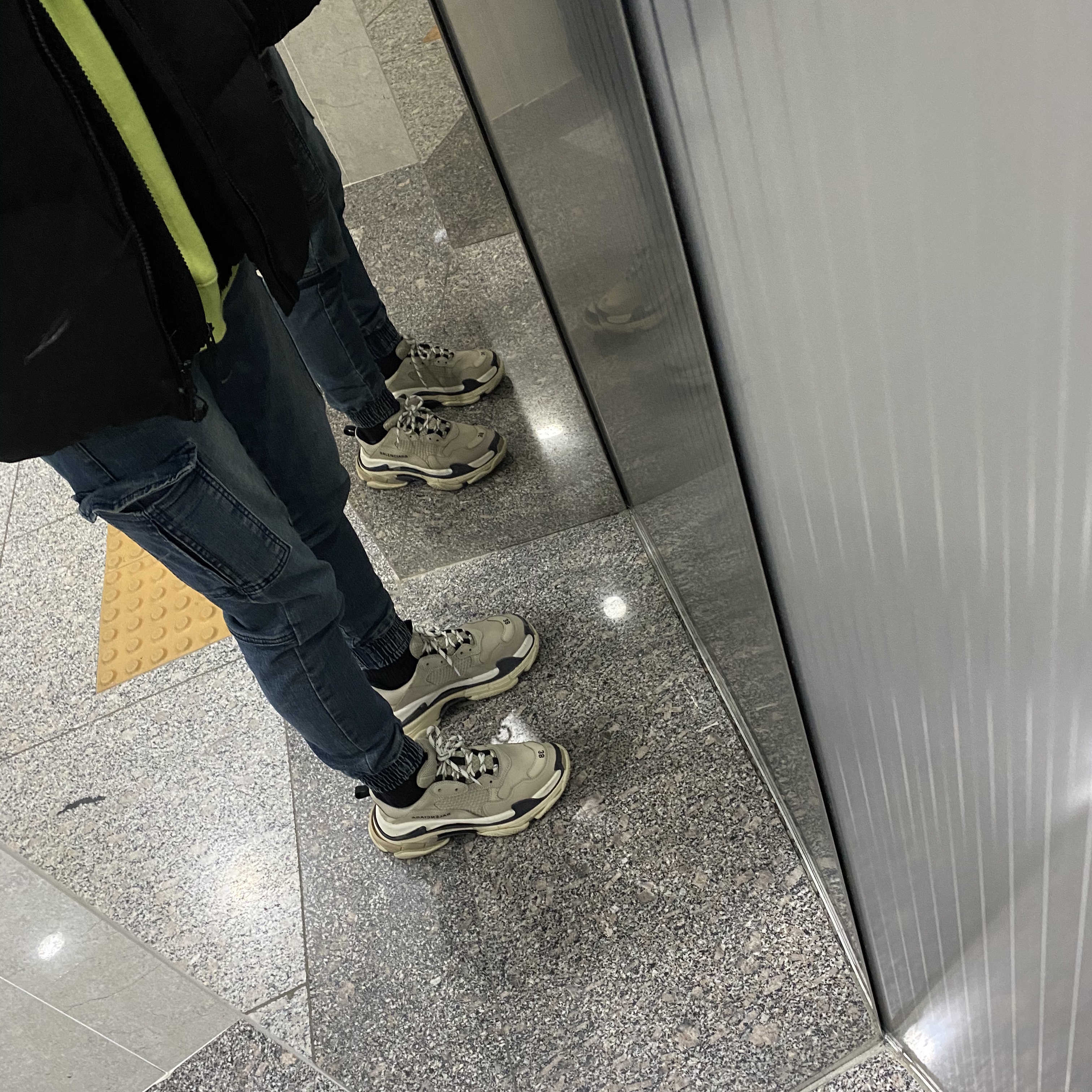 Balenciaga Triple S Vanille 2018 착용 스타일