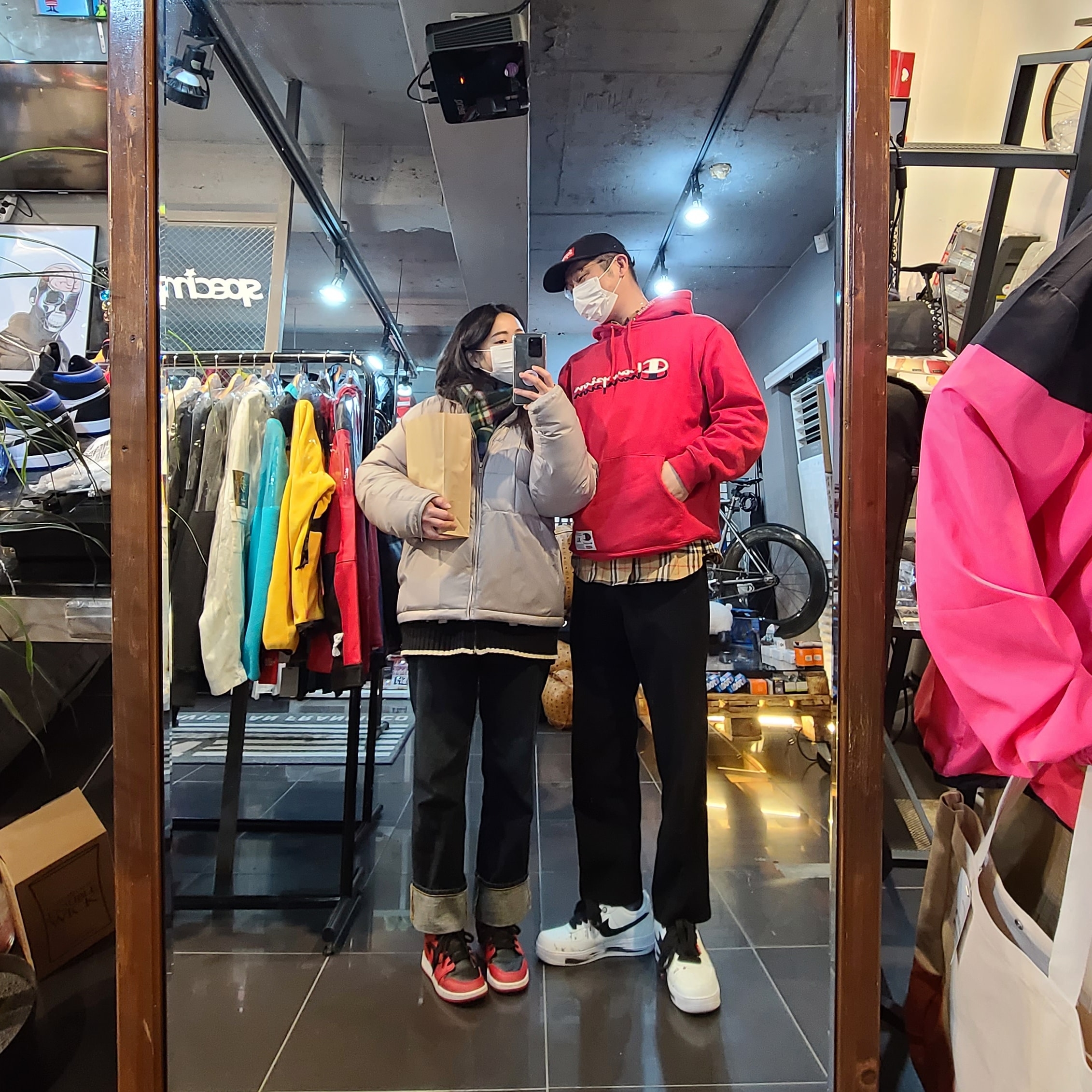 (GS) Jordan 1 Low Varsity Red, Nike x Peaceminusone Air Force 1 Low Para-Noise 2.0 착용 스타일