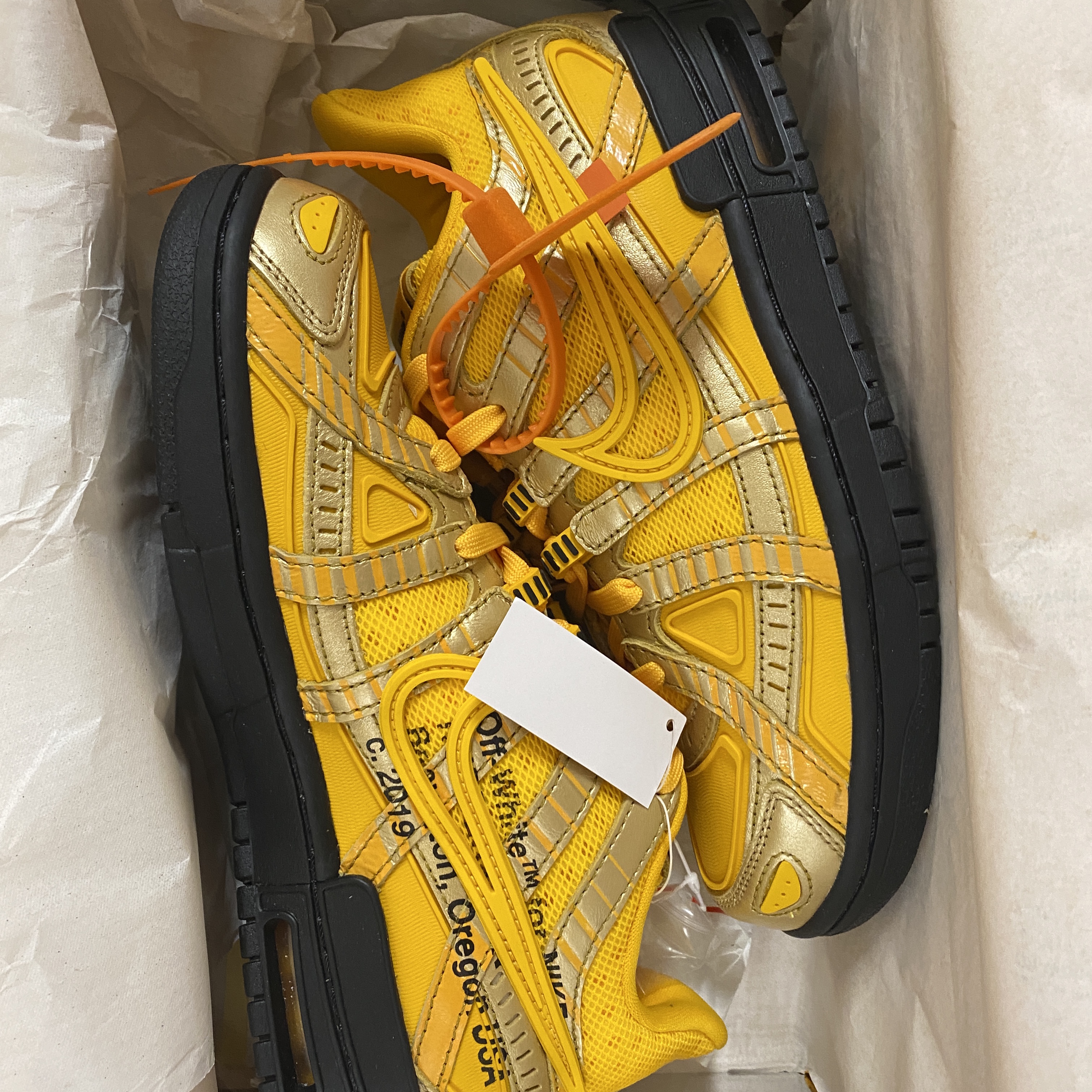 Nike x Off-White Air Rubber Dunk University Gold 착용 스타일