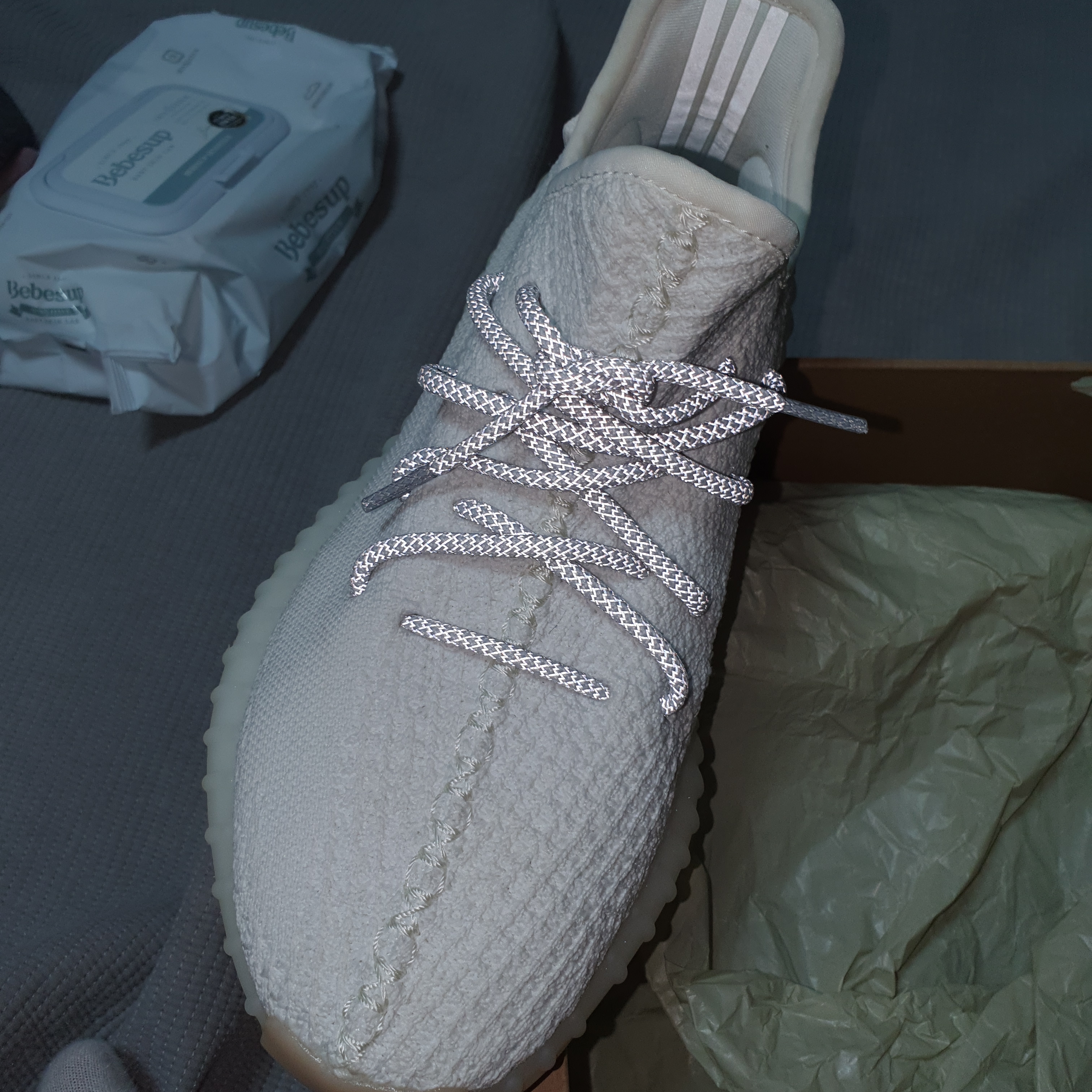 Adidas Yeezy Boost 350 V2 Cream/Triple White 착용 스타일