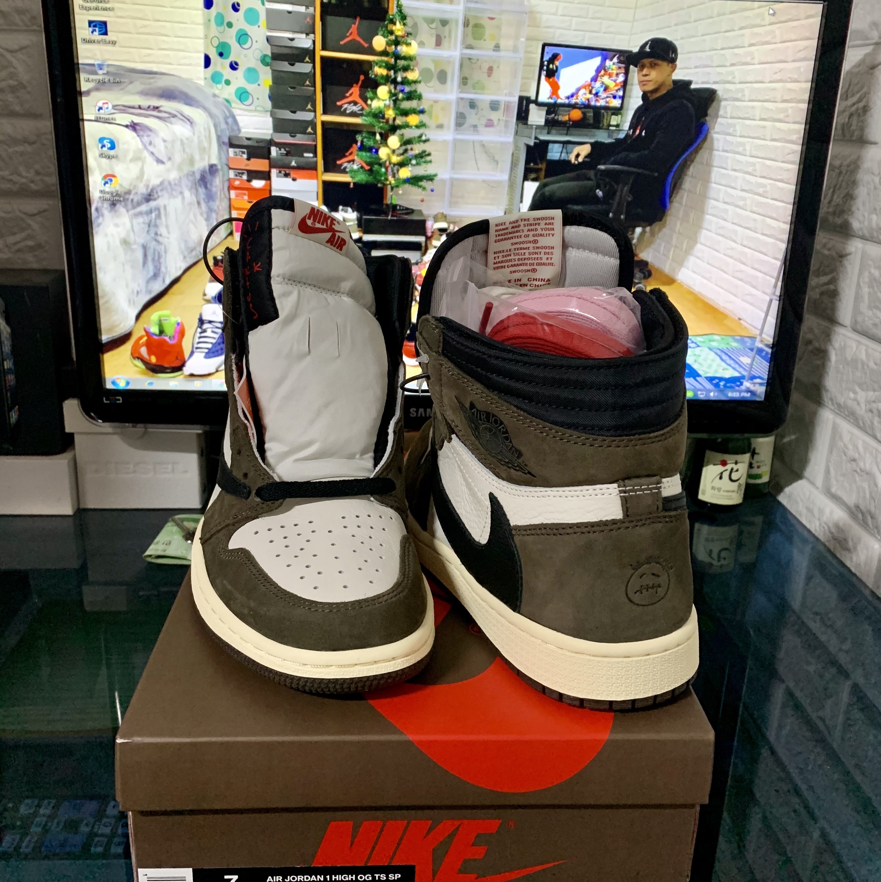 Jordan 1 x Travis Scott Retro High OG SP Mocha 착용 스타일 - 5