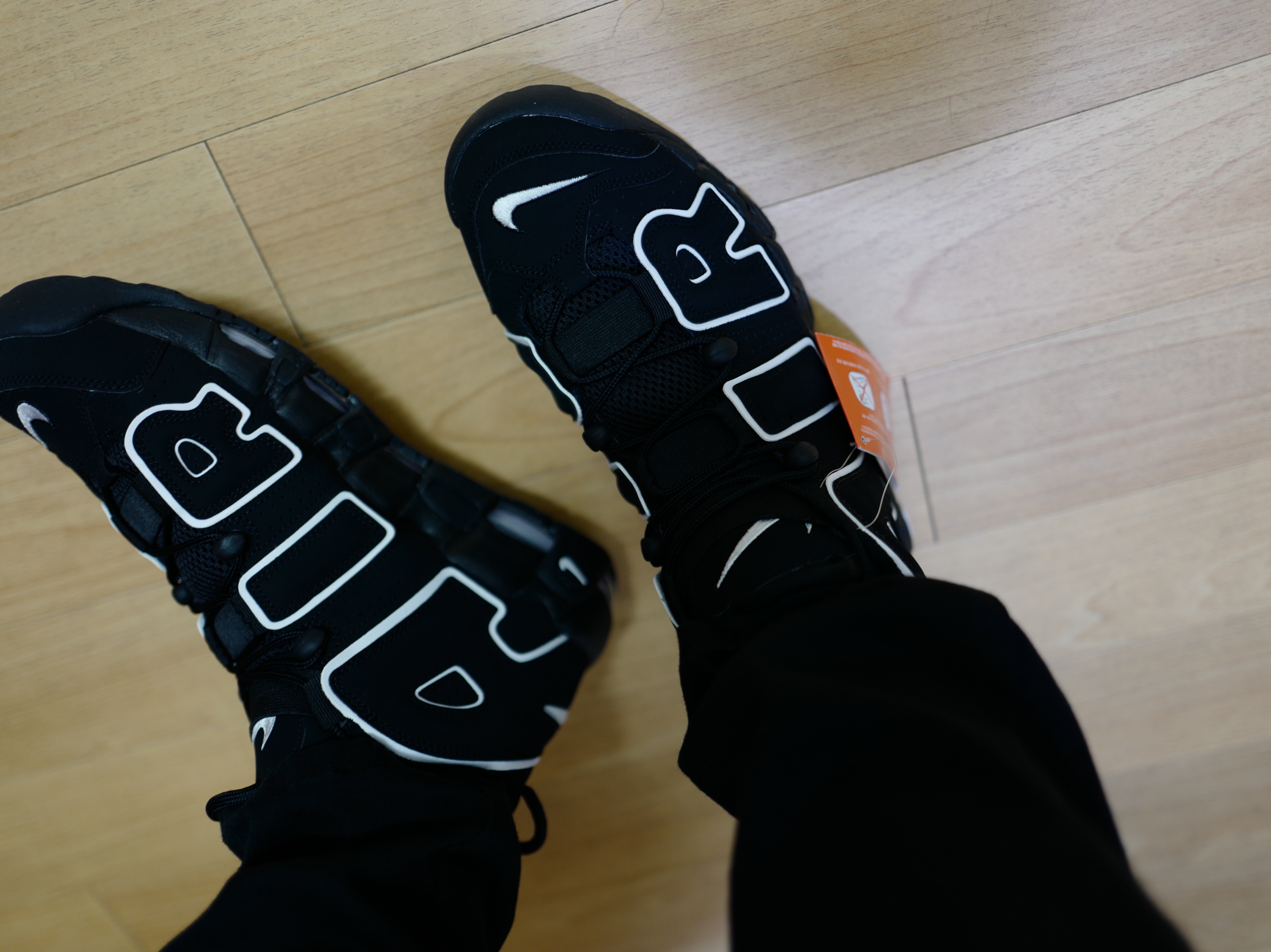 Nike Air More Uptempo Black White 2020 착용 스타일 - 3