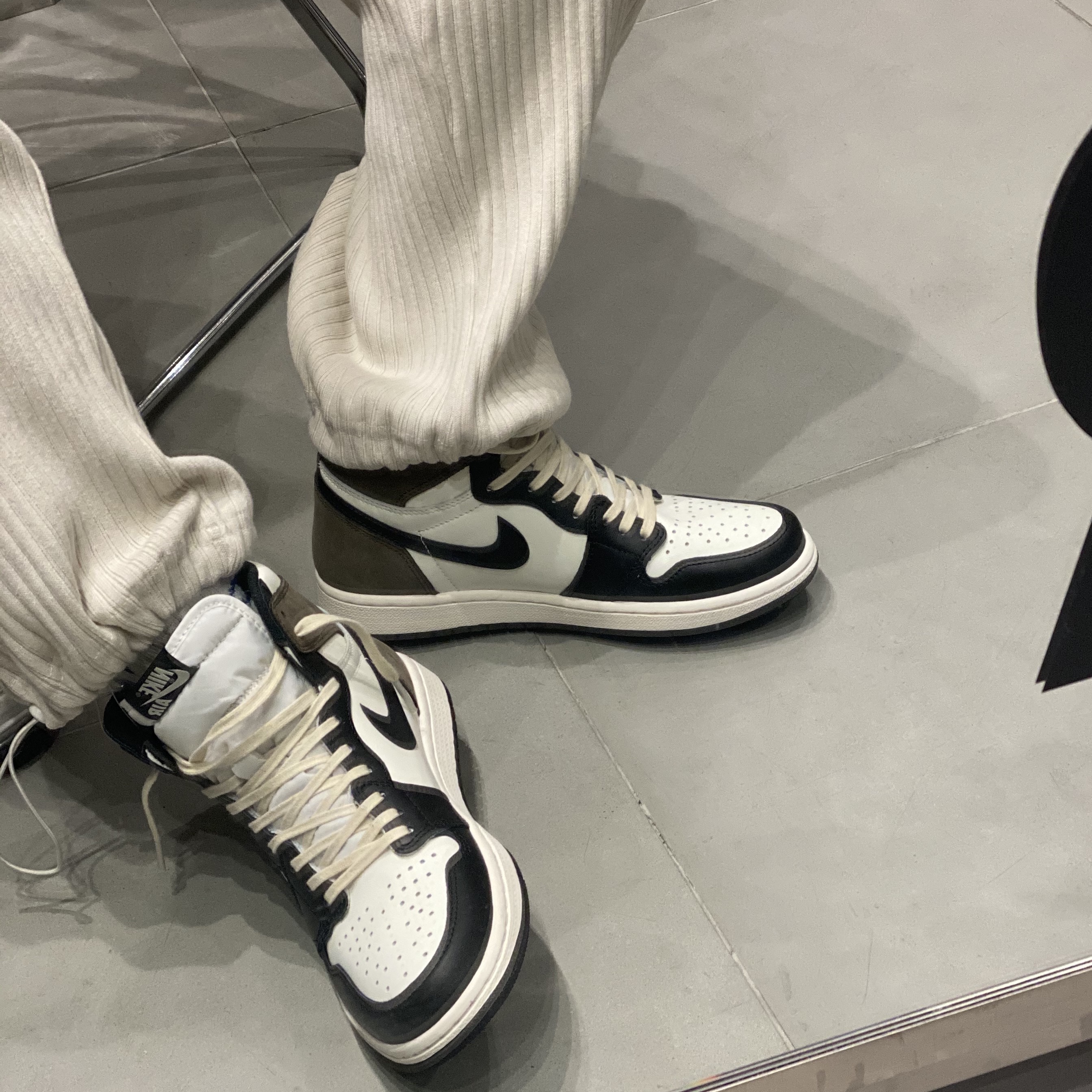 Jordan 1 Retro High OG Black Mocha 착용 스타일