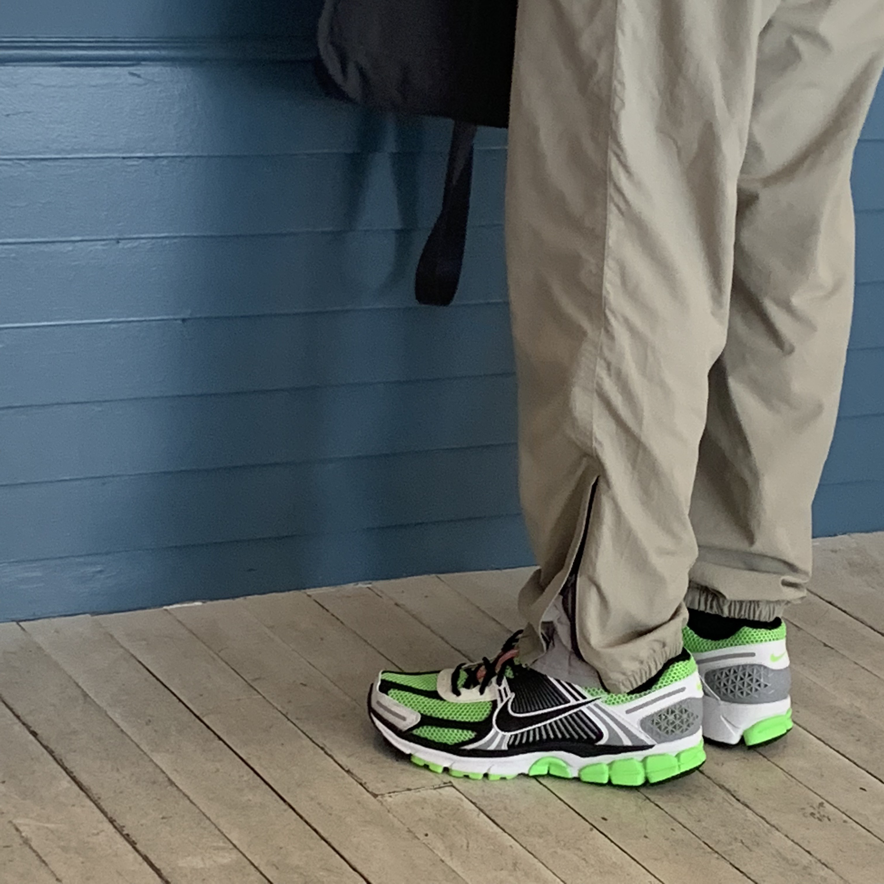 Nike Zoom Vomero 5 Electric Green Black 착용 스타일 - 2