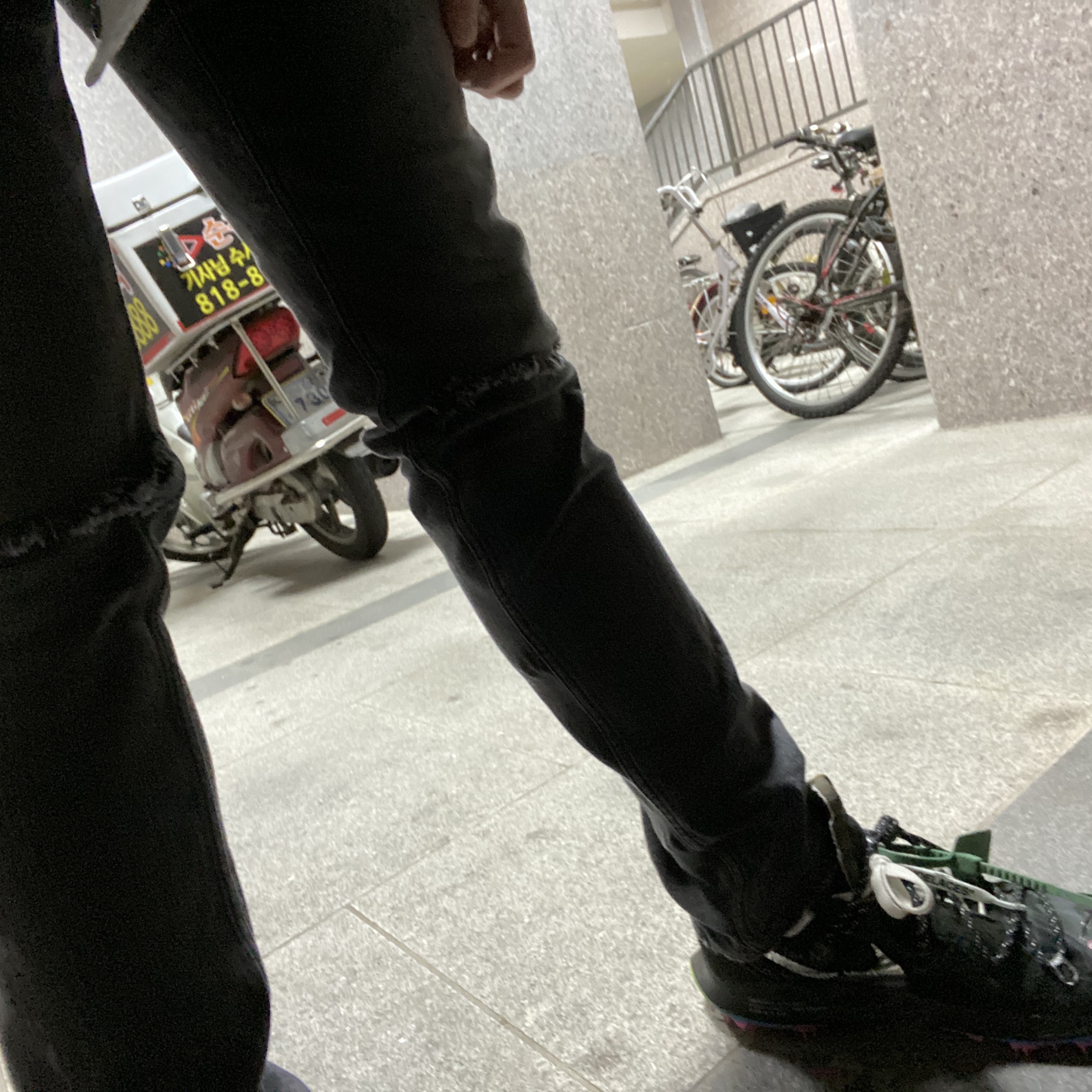 (W) Nike x Off-White Zoom Terra Kiger 5 Black 착용 스타일 - 2