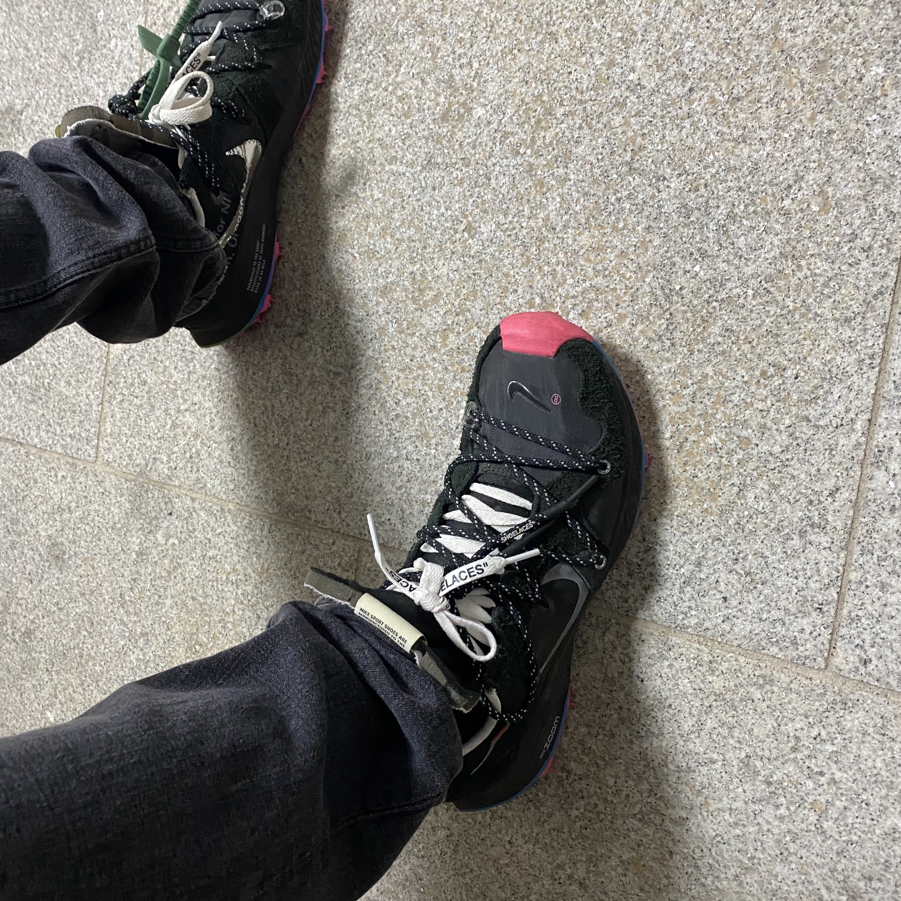 (W) Nike x Off-White Zoom Terra Kiger 5 Black 착용 스타일 - 3
