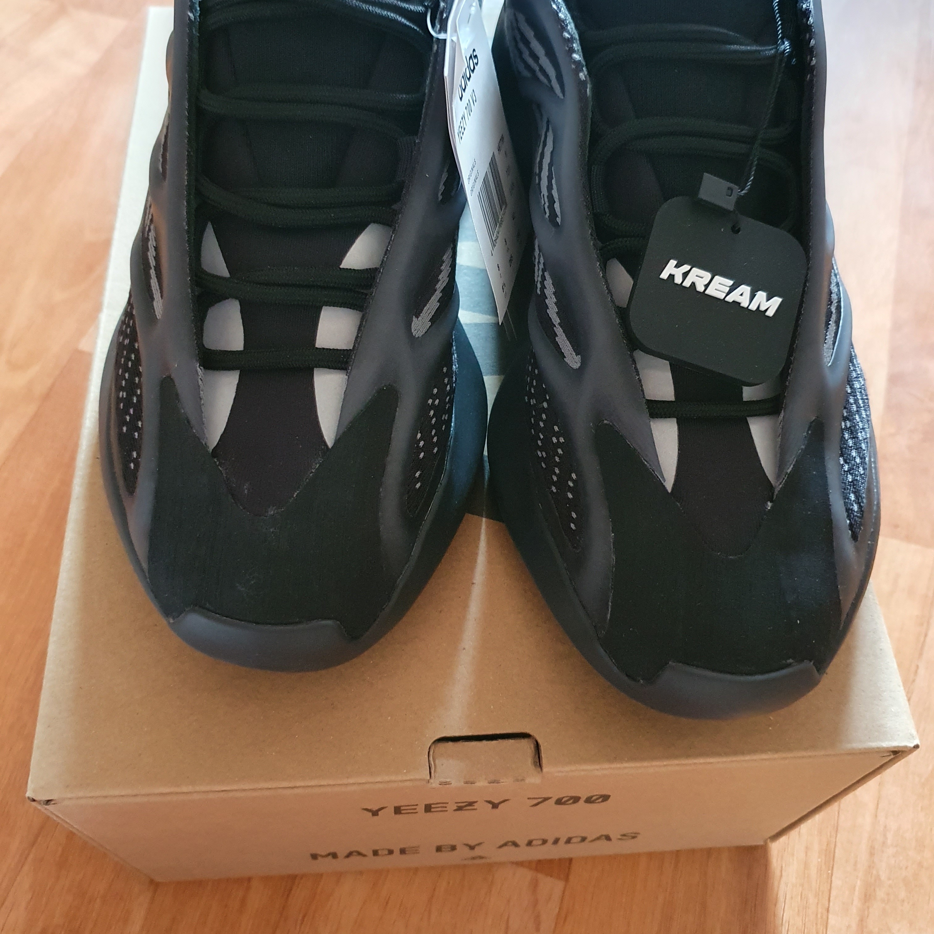 Adidas Yeezy 700 V3 Alvah 착용 스타일 - 3