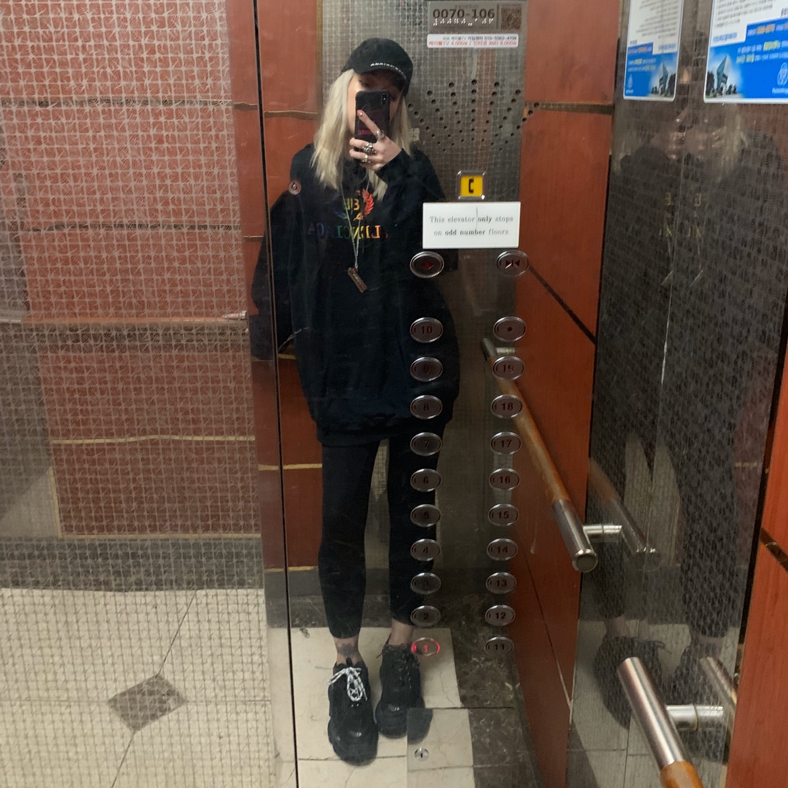 Balenciaga Triple S Triple Black 2018 Reissue (Pre-Distressed) 착용 스타일