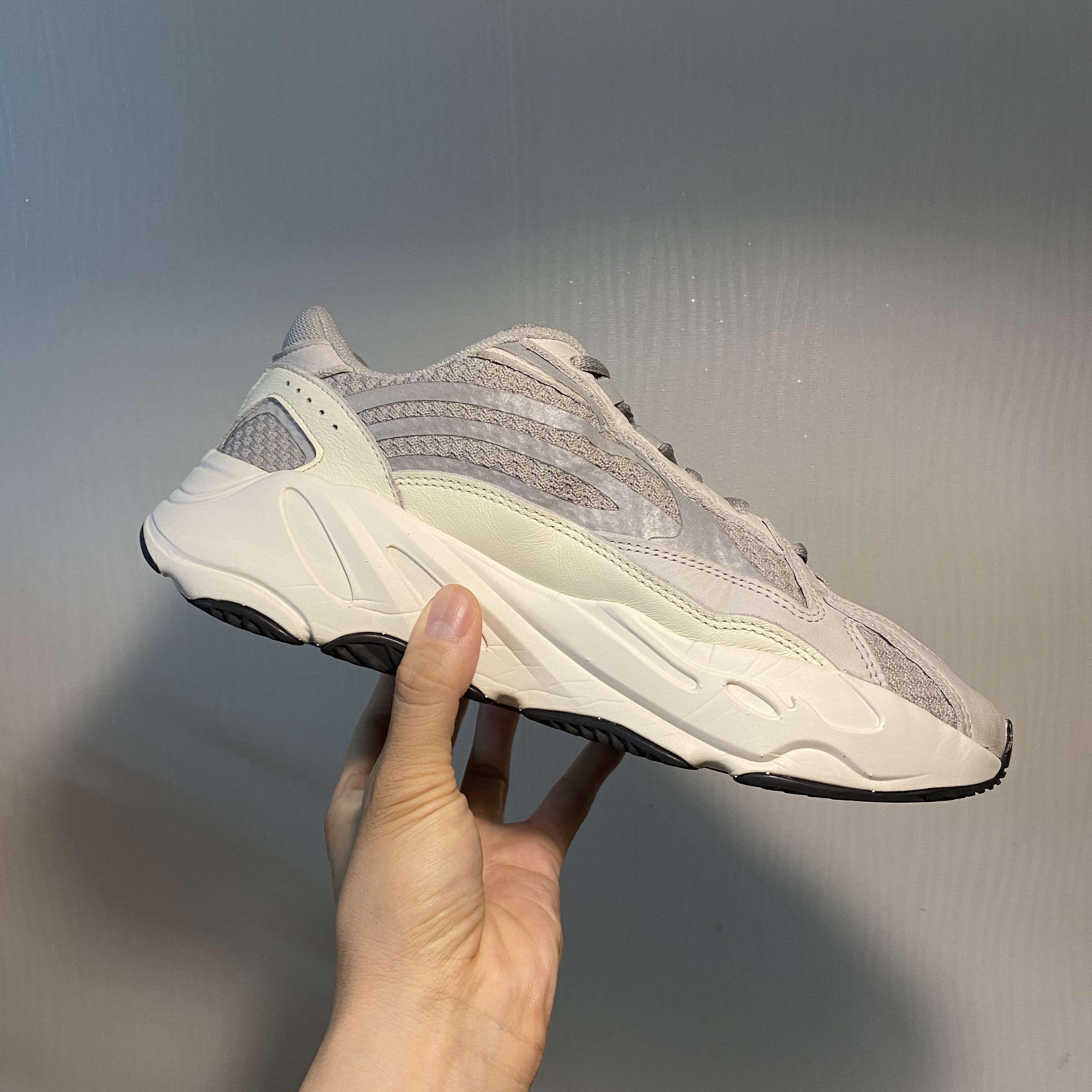 Adidas Yeezy Boost 700 V2 Static 2018 착용 스타일 - 4