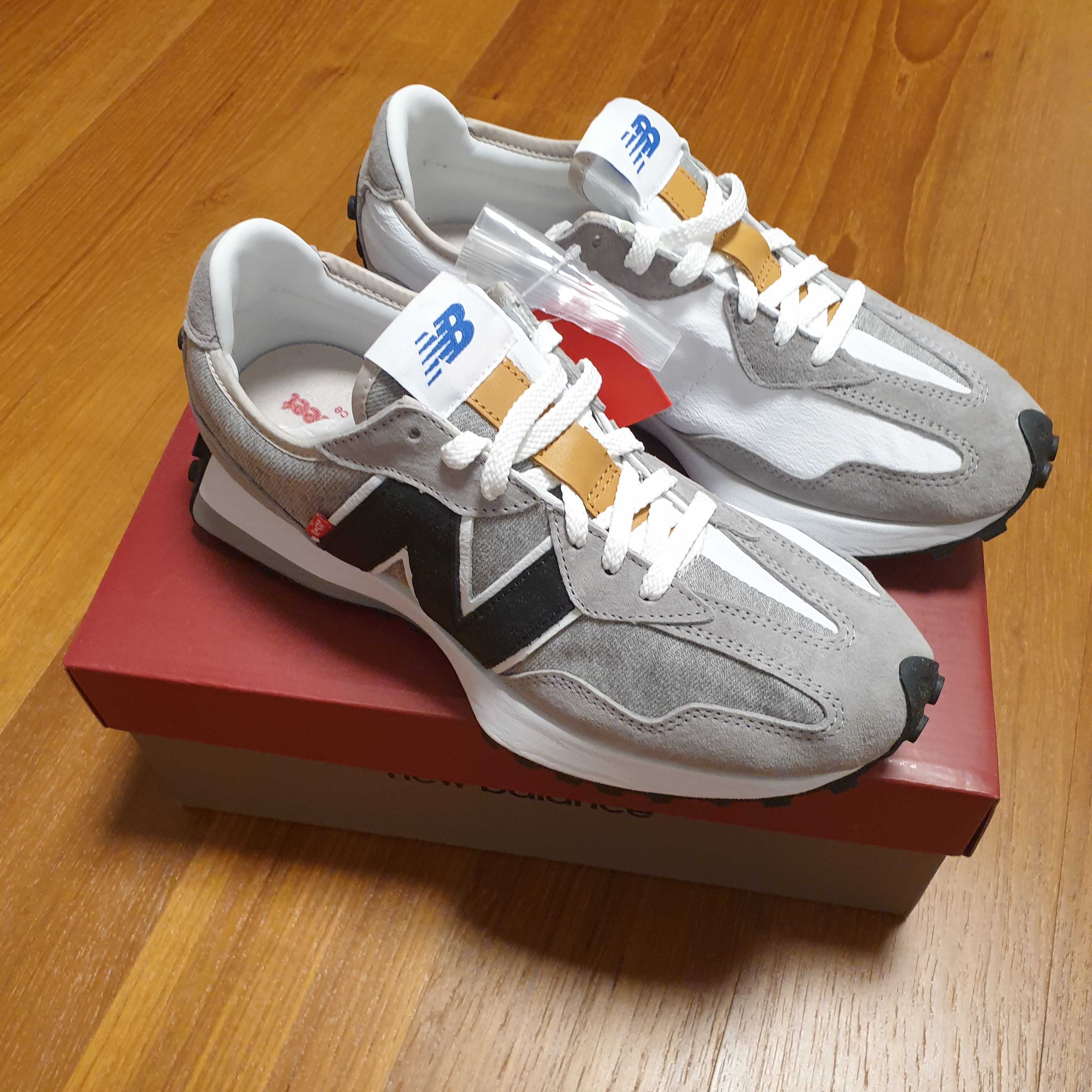 New Balance x Levi's 327 Grey (Levi's Tag) 착용 스타일 - 2