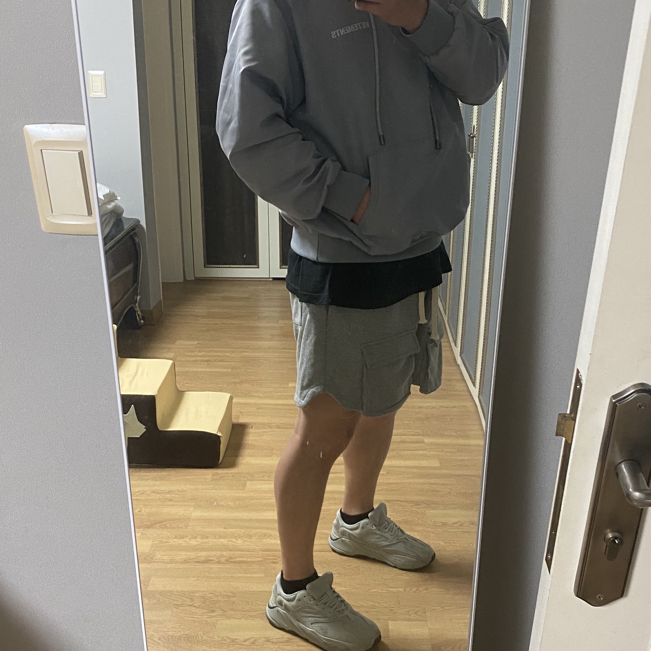 Adidas Yeezy Boost 700 Salt 착용 스타일 - 2