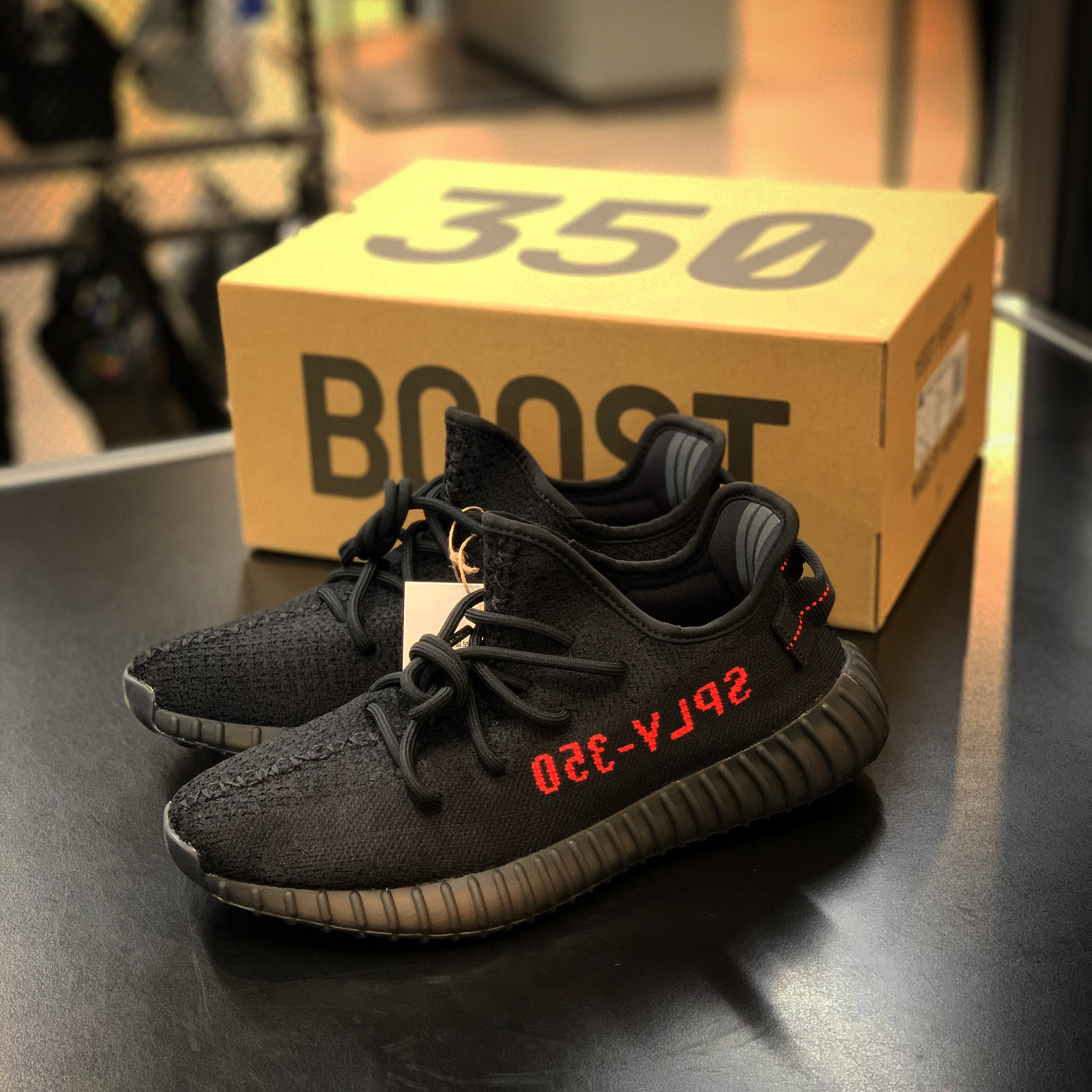 Adidas Yeezy Boost 350 V2 Black Red 2020 착용 스타일
