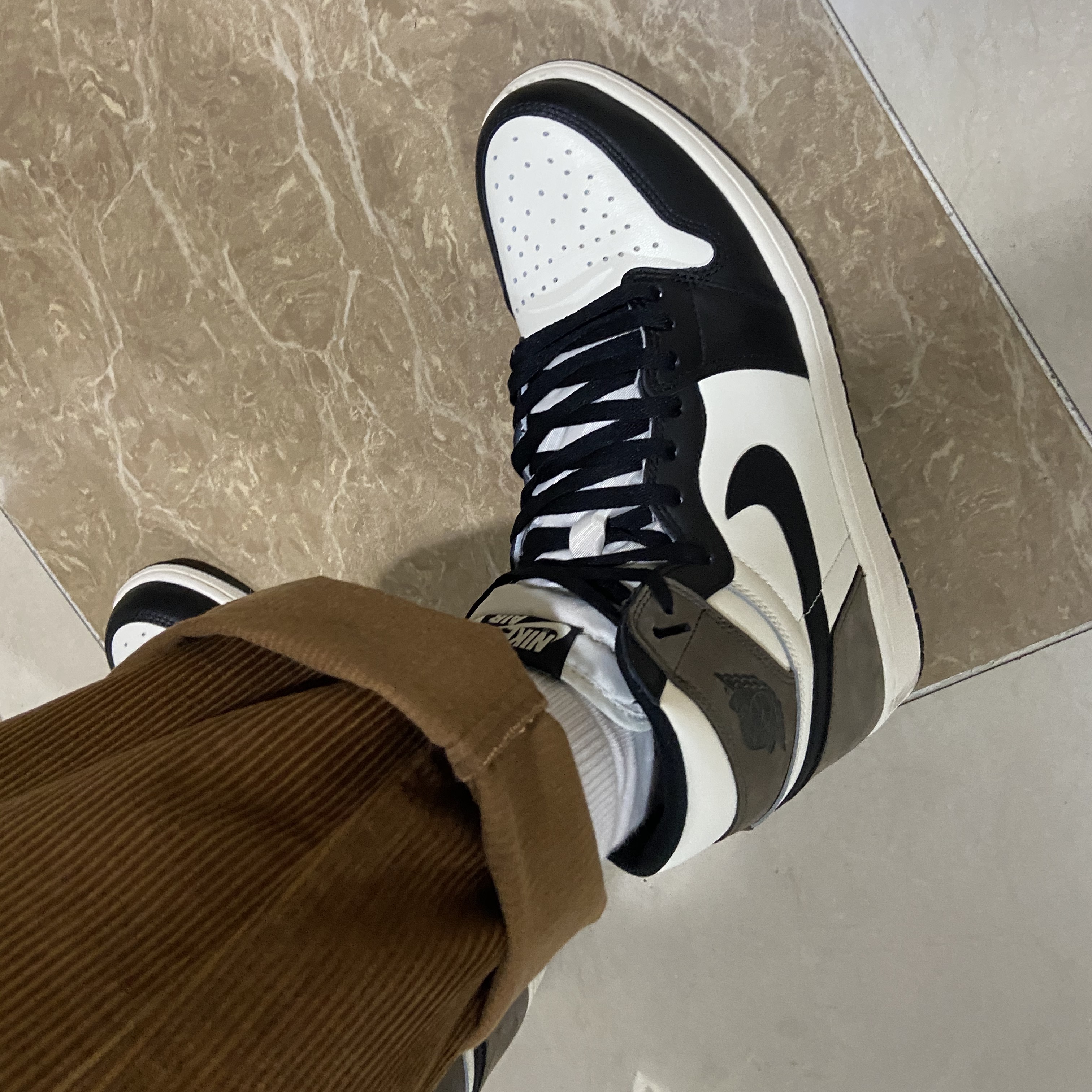 Jordan 1 Retro High OG Black Mocha 착용 스타일