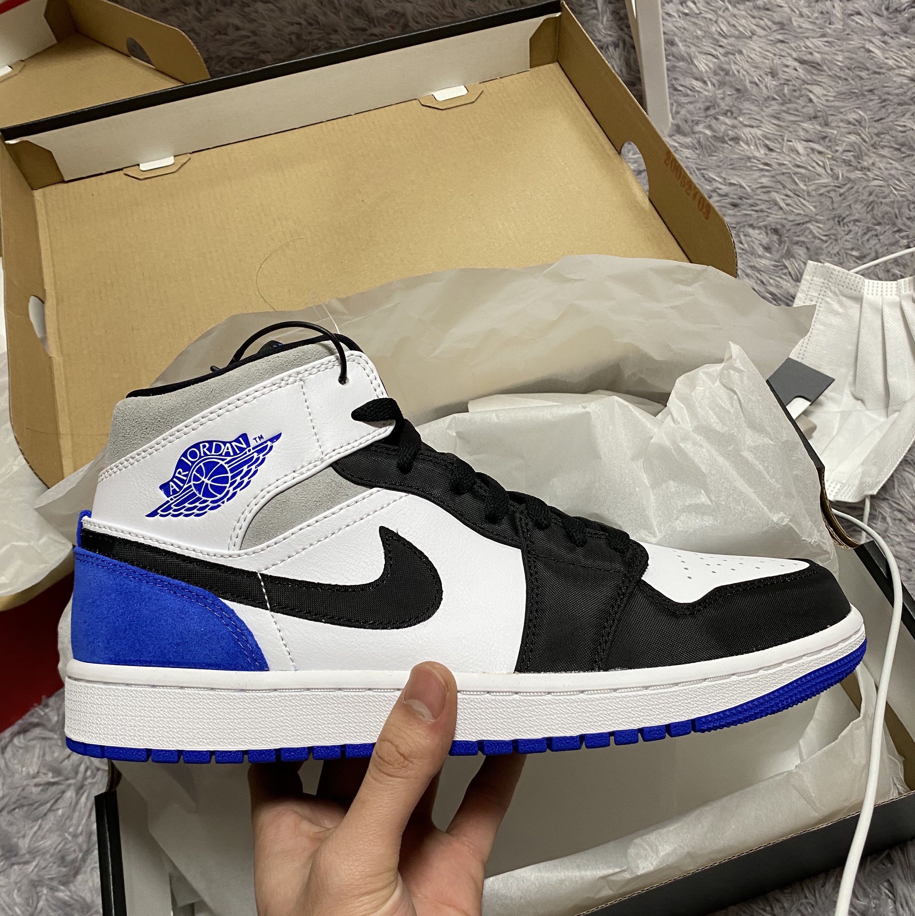 Jordan 1 Mid SE Hyper Royal 착용 스타일