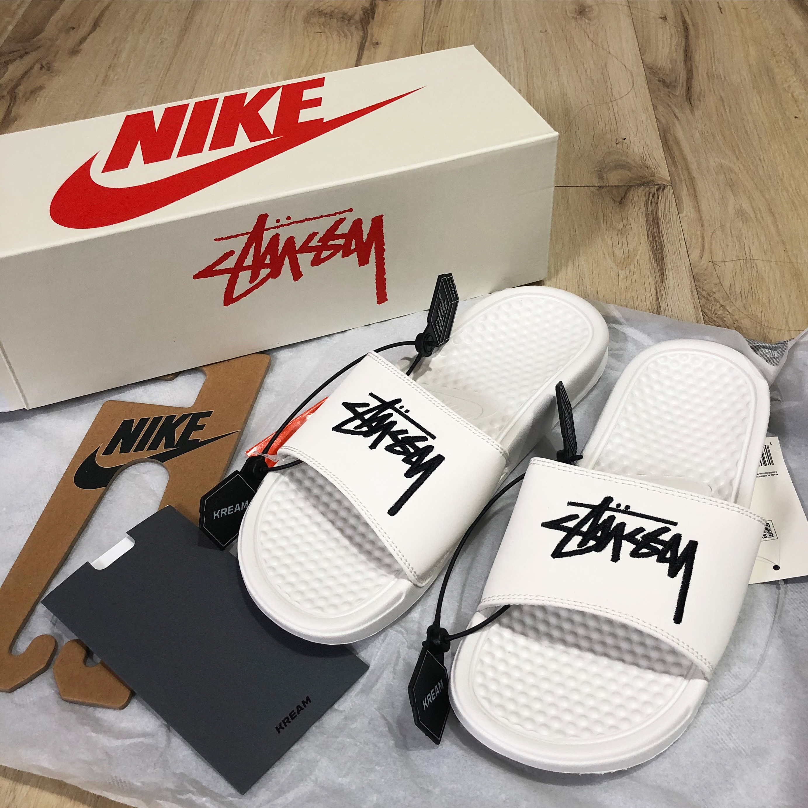 Nike x Stussy Benassi Slide Sail 착용 스타일