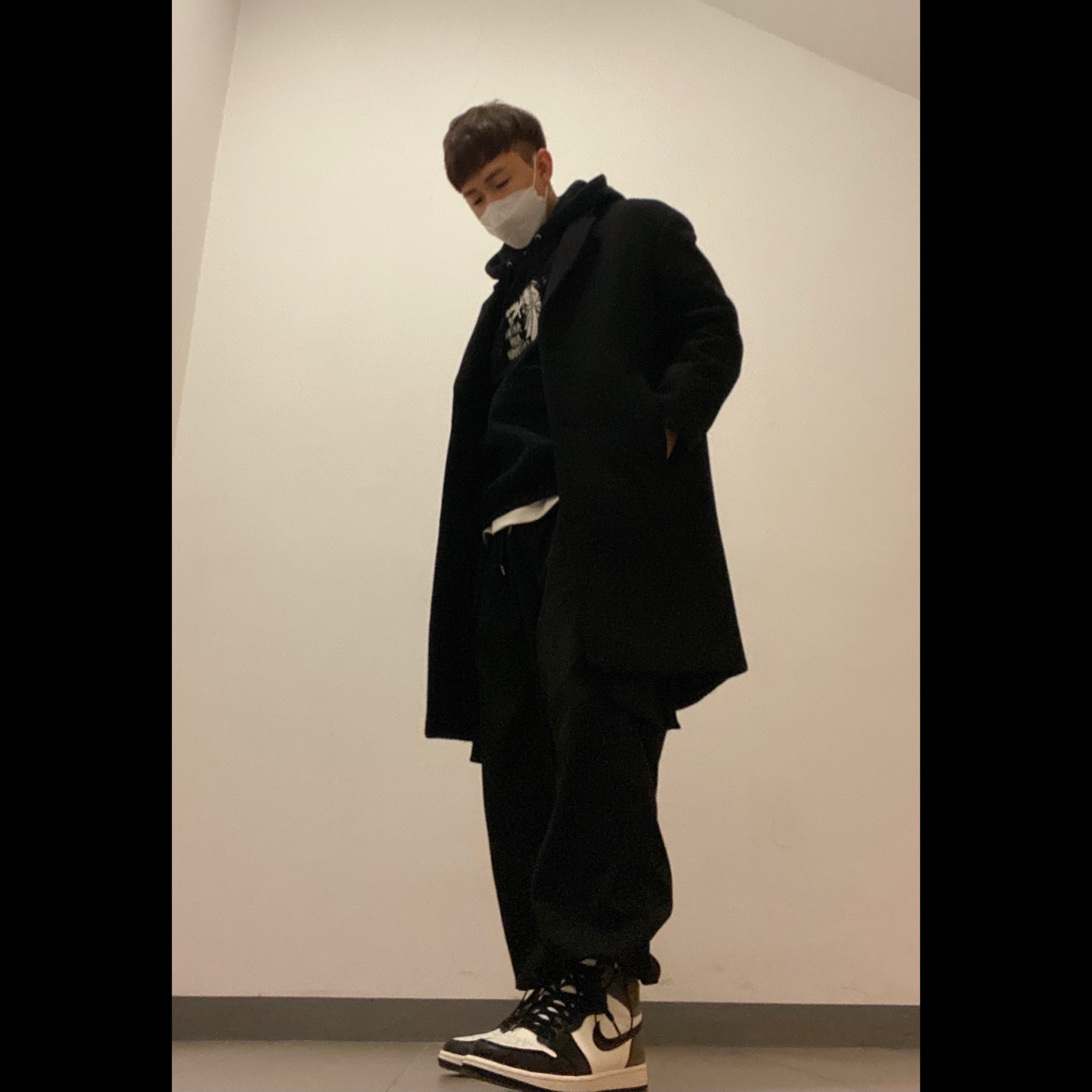 Jordan 1 Retro High OG Black Mocha, (W) Nike Dunk Low Disrupt Black White 착용 스타일 - 2