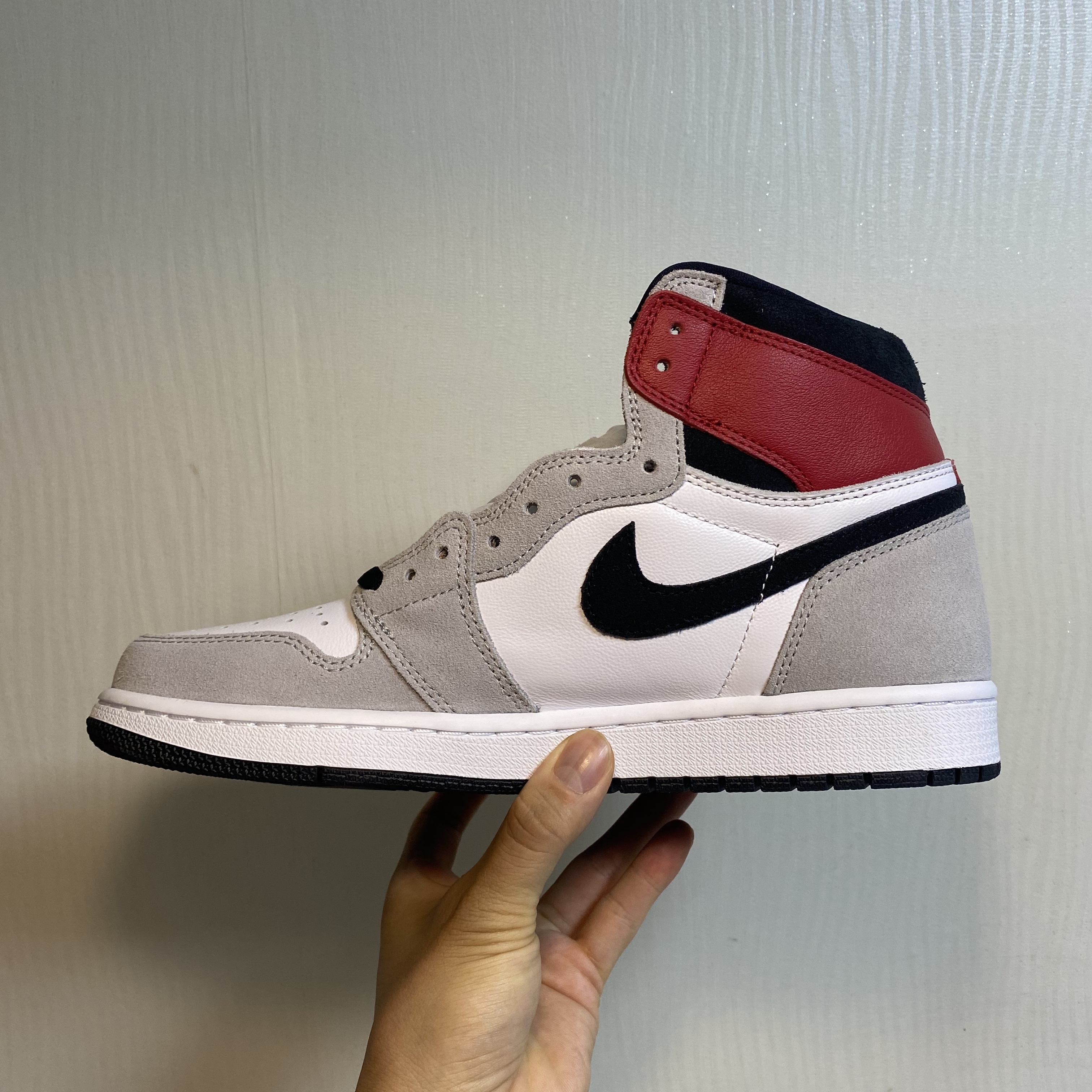 Jordan 1 Retro High OG Light Smoke Grey 착용 스타일 - 4