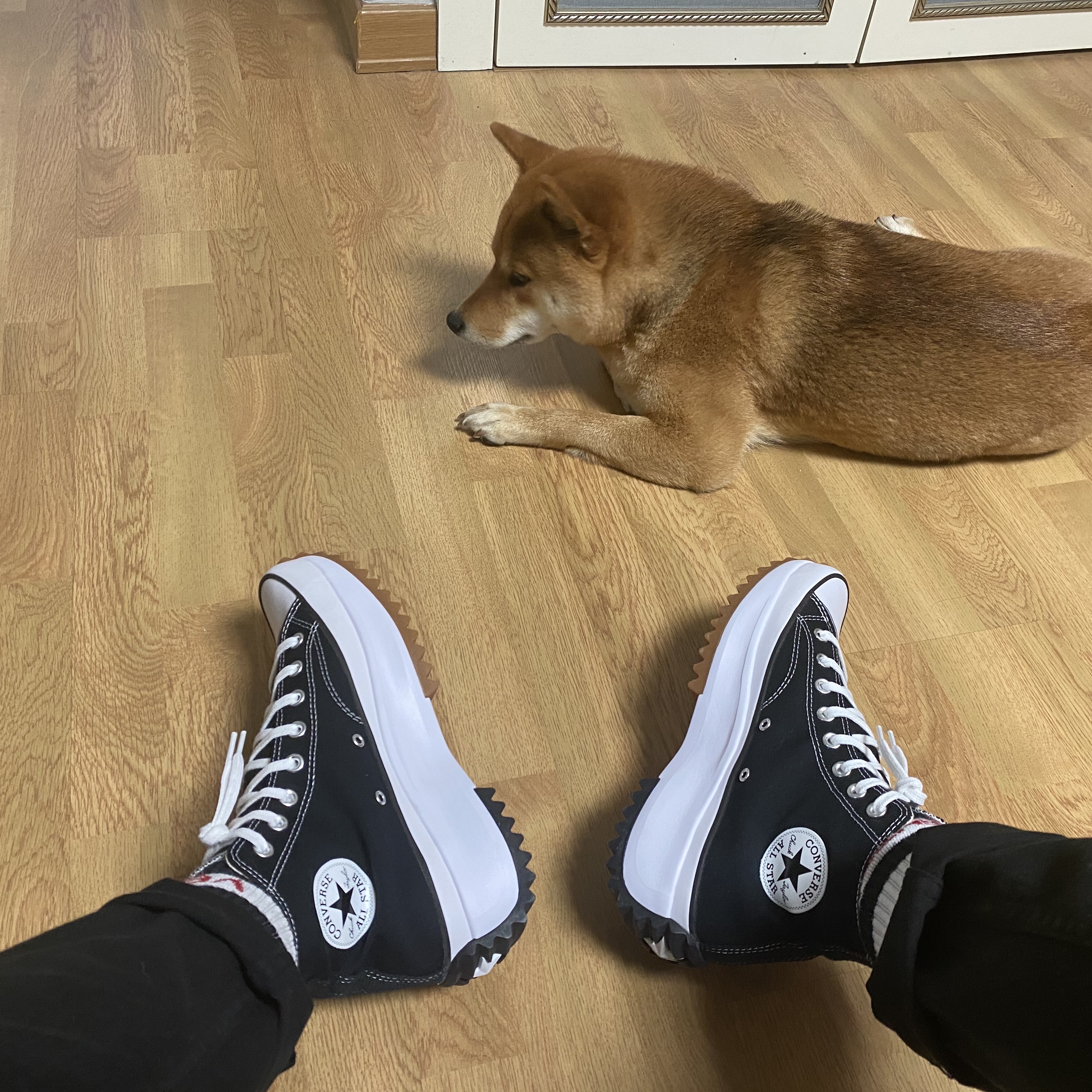 Converse Run Star Hike Hi Black White Gum 착용 스타일 - 2