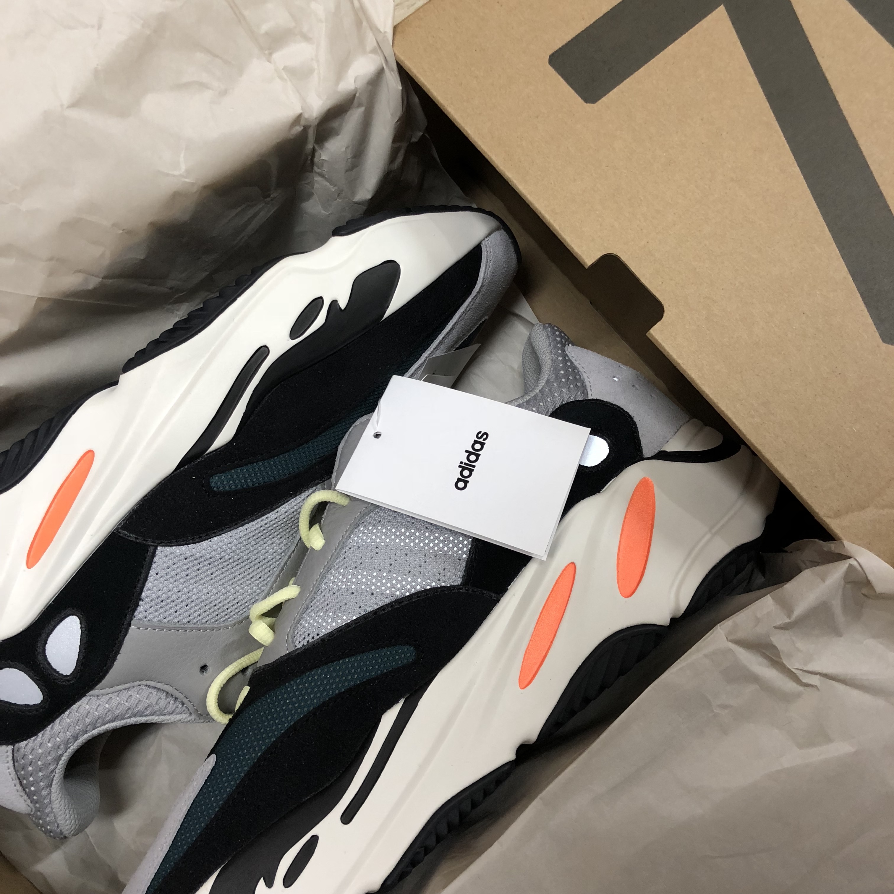Adidas Yeezy Boost 700 Wave Runner Solid Grey 2017/2019 착용 스타일