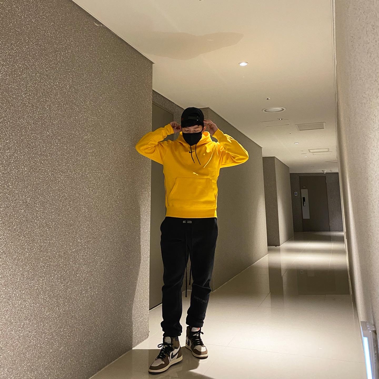 Nike x Drake Nocta Essential Hoodie University Gold - Asia, Essentials Sweatpants Dark Slate/Black 2020 착용 스타일