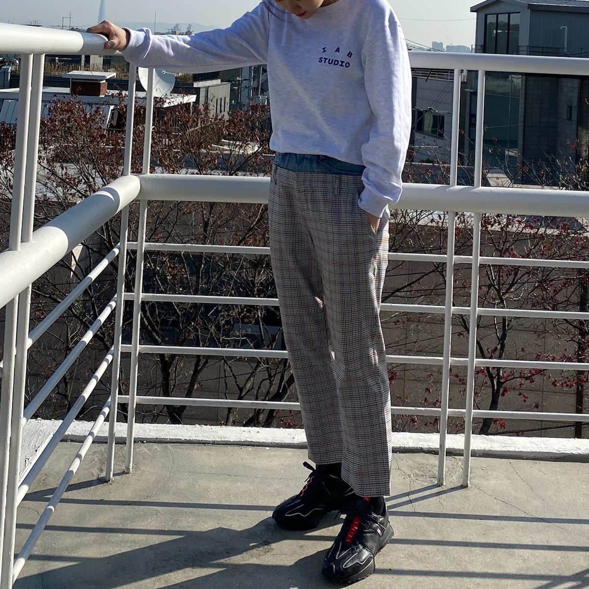 IAB Studio Long Sleeve Light Gray, New Balance x Aries 327 Black 착용 스타일