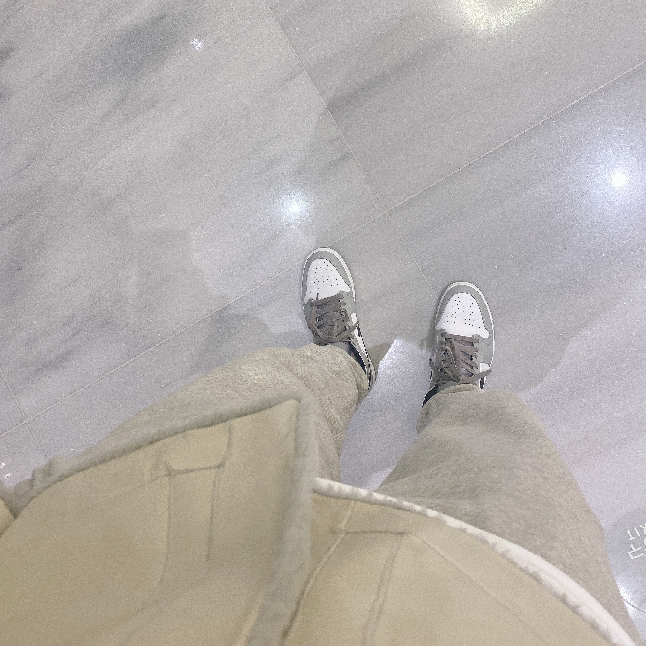 Jordan 1 Mid Light Smoke Grey 착용 스타일