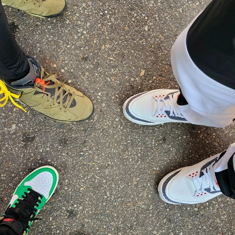 Jordan 6 x Travis Scott Retro Olive, Jordan 3 Retro SE Denim Fire Red 착용 스타일