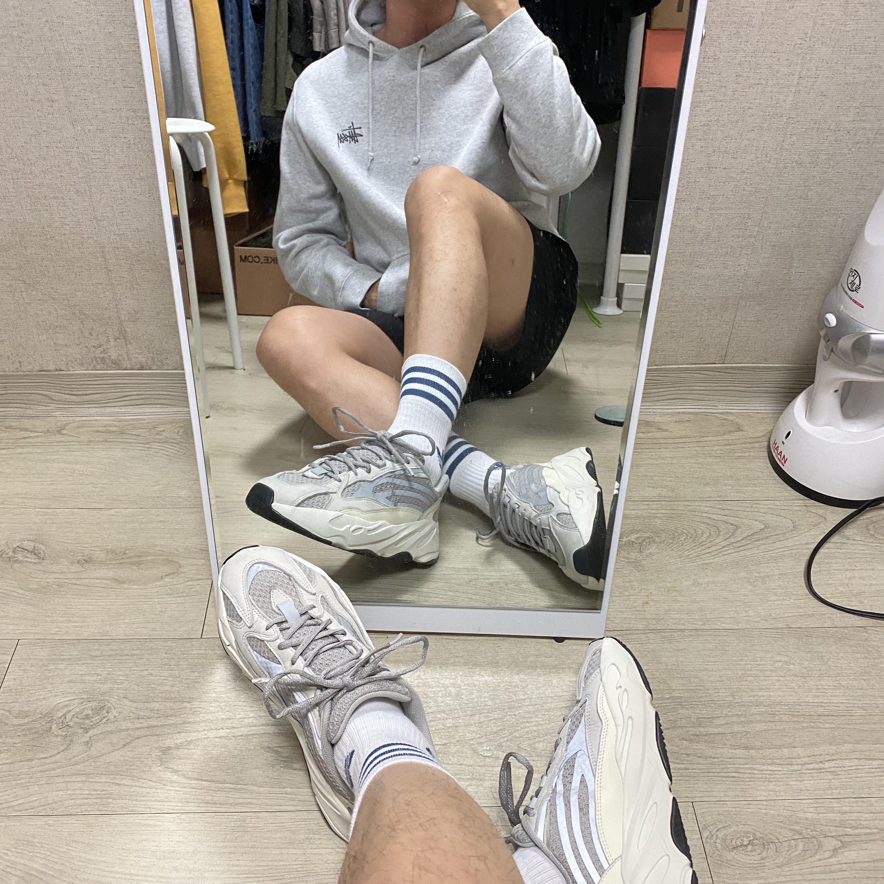 Adidas Yeezy Boost 700 V2 Static 2018 착용 스타일 - 2