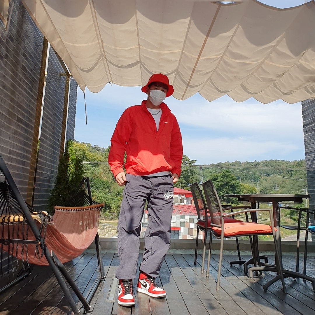 Jordan 1 Retro High OG Defiant SB LA to Chicago, Nike x Stussy Windrunner Jacket Habanero Red 착용 스타일