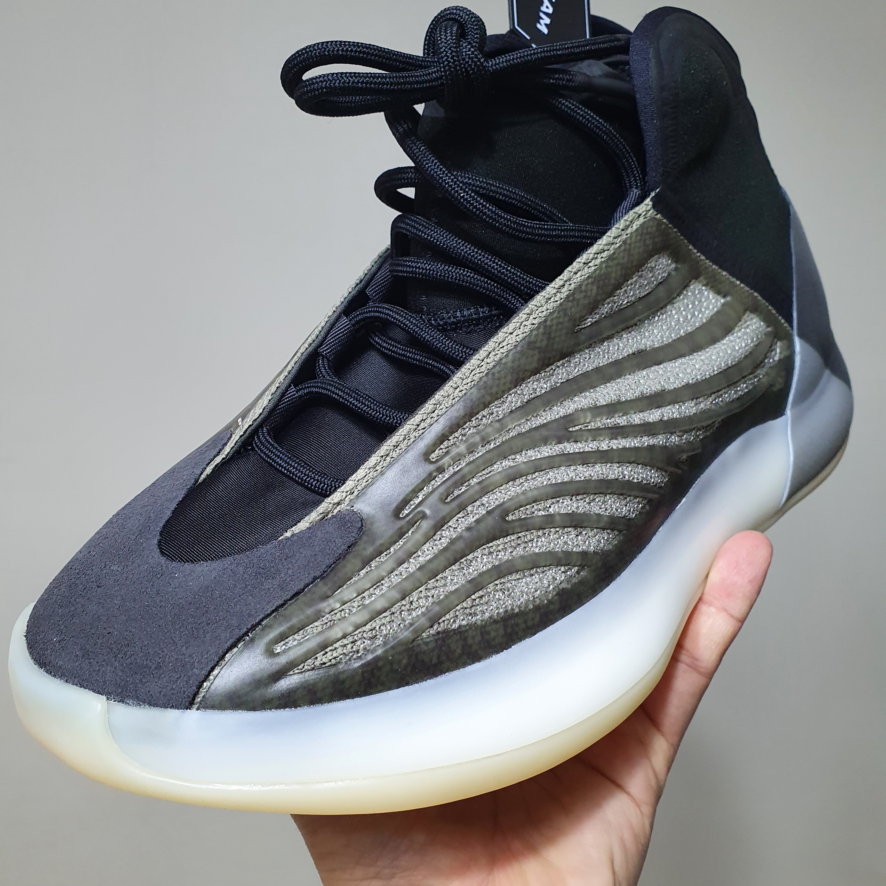 Adidas Yeezy QNTM Barium 착용 스타일