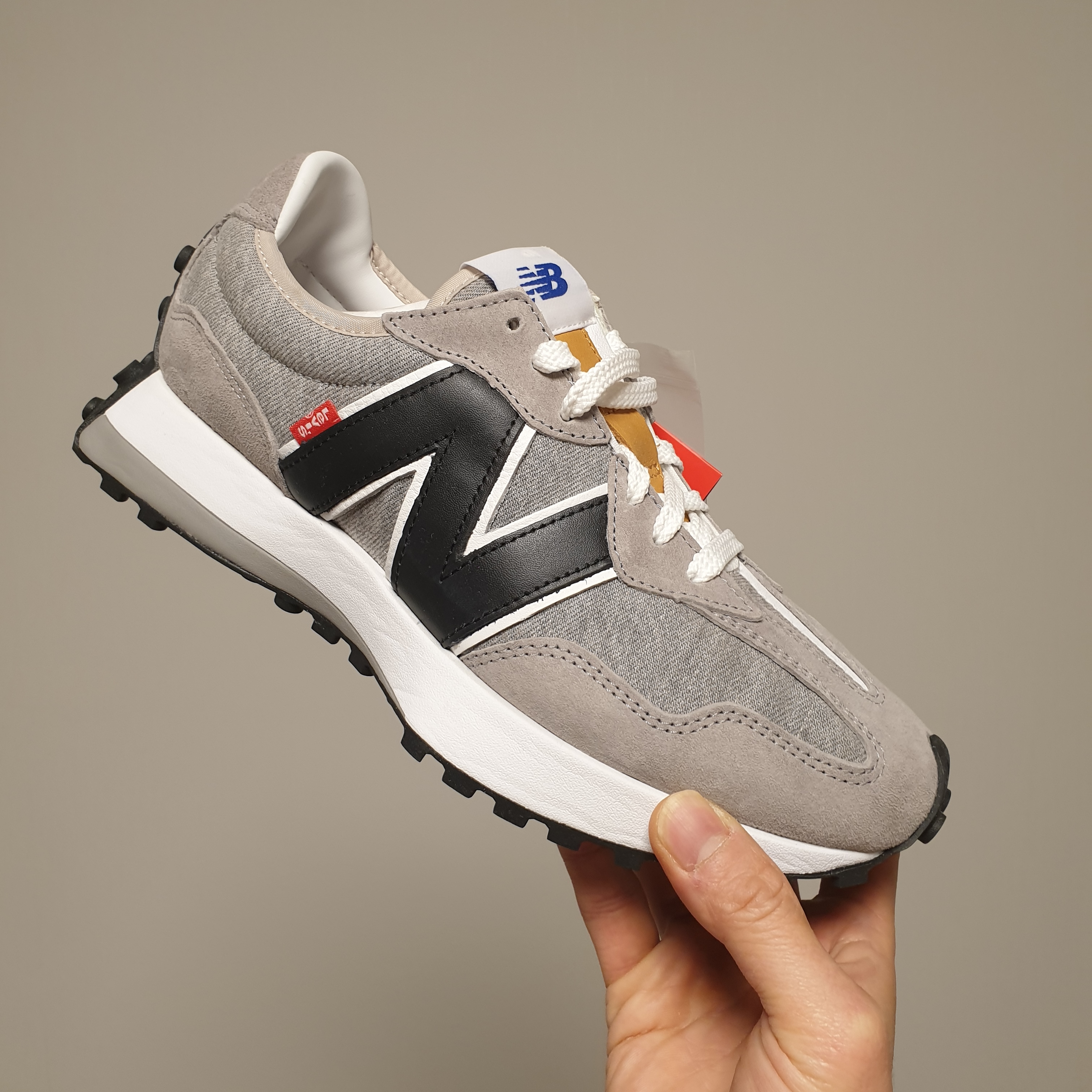 New Balance x Levi's 327 Grey (Levi's Tag) 착용 스타일 - 1