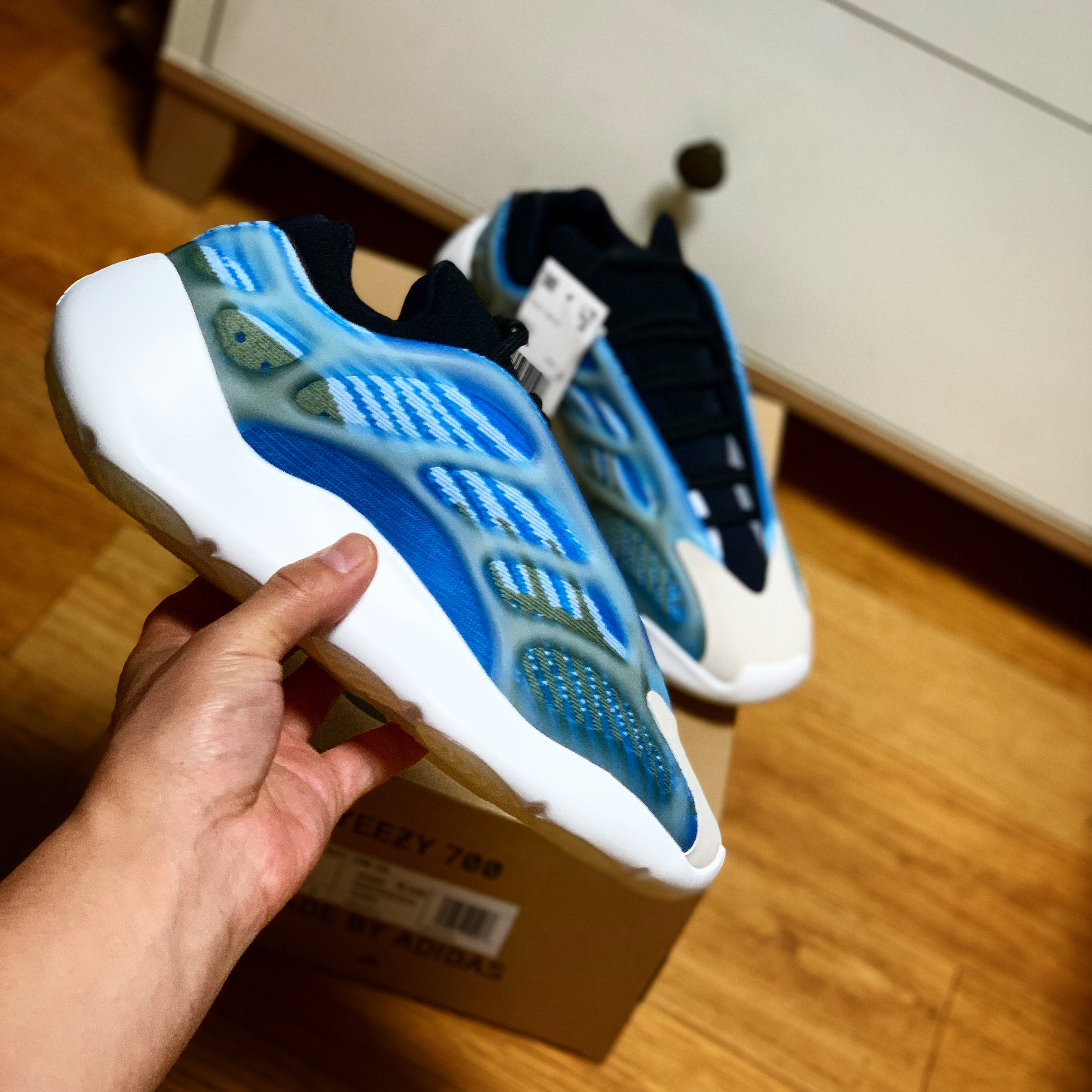 Adidas Yeezy 700 V3 Arzareth 착용 스타일