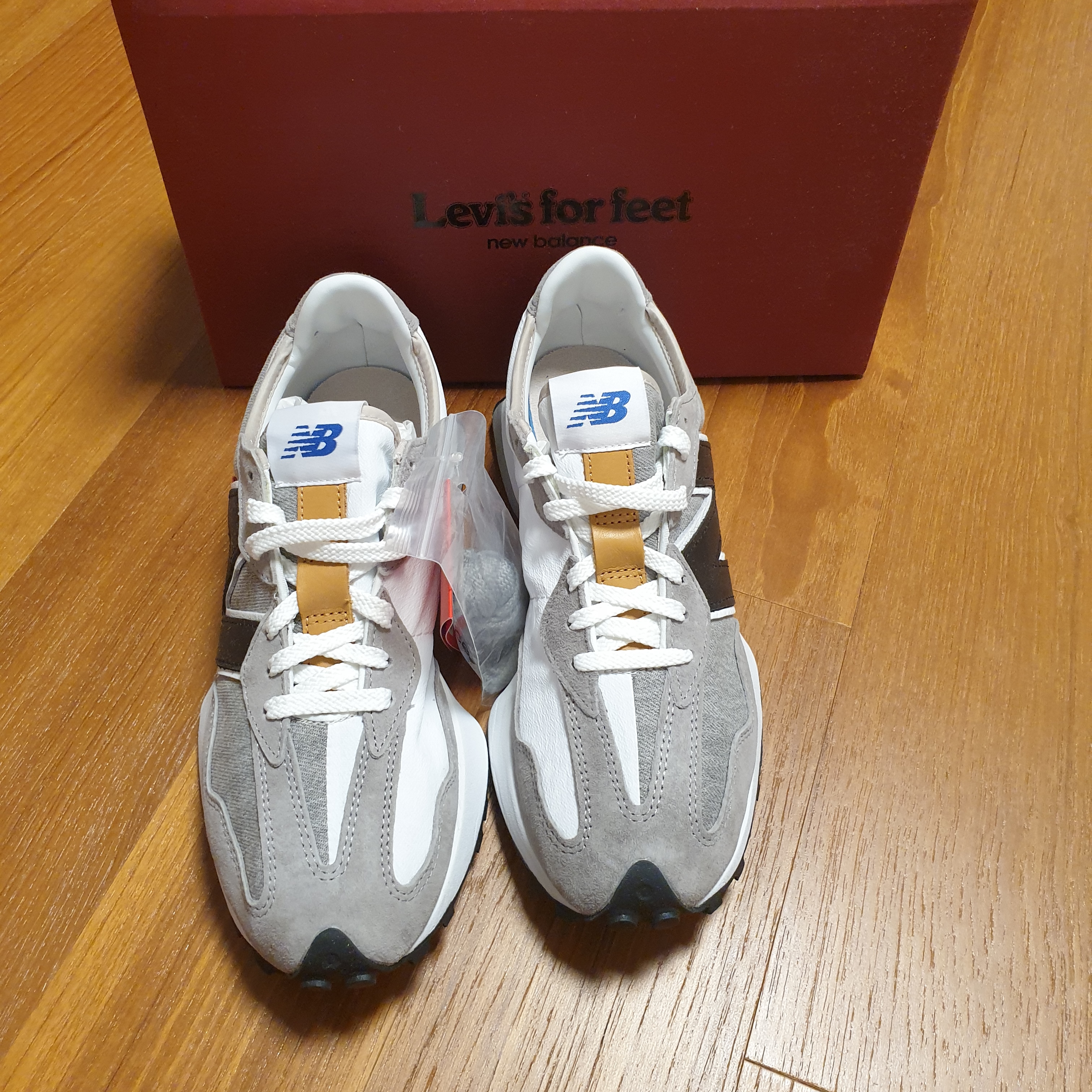 New Balance x Levi's 327 Grey (Levi's Tag) 착용 스타일 - 3
