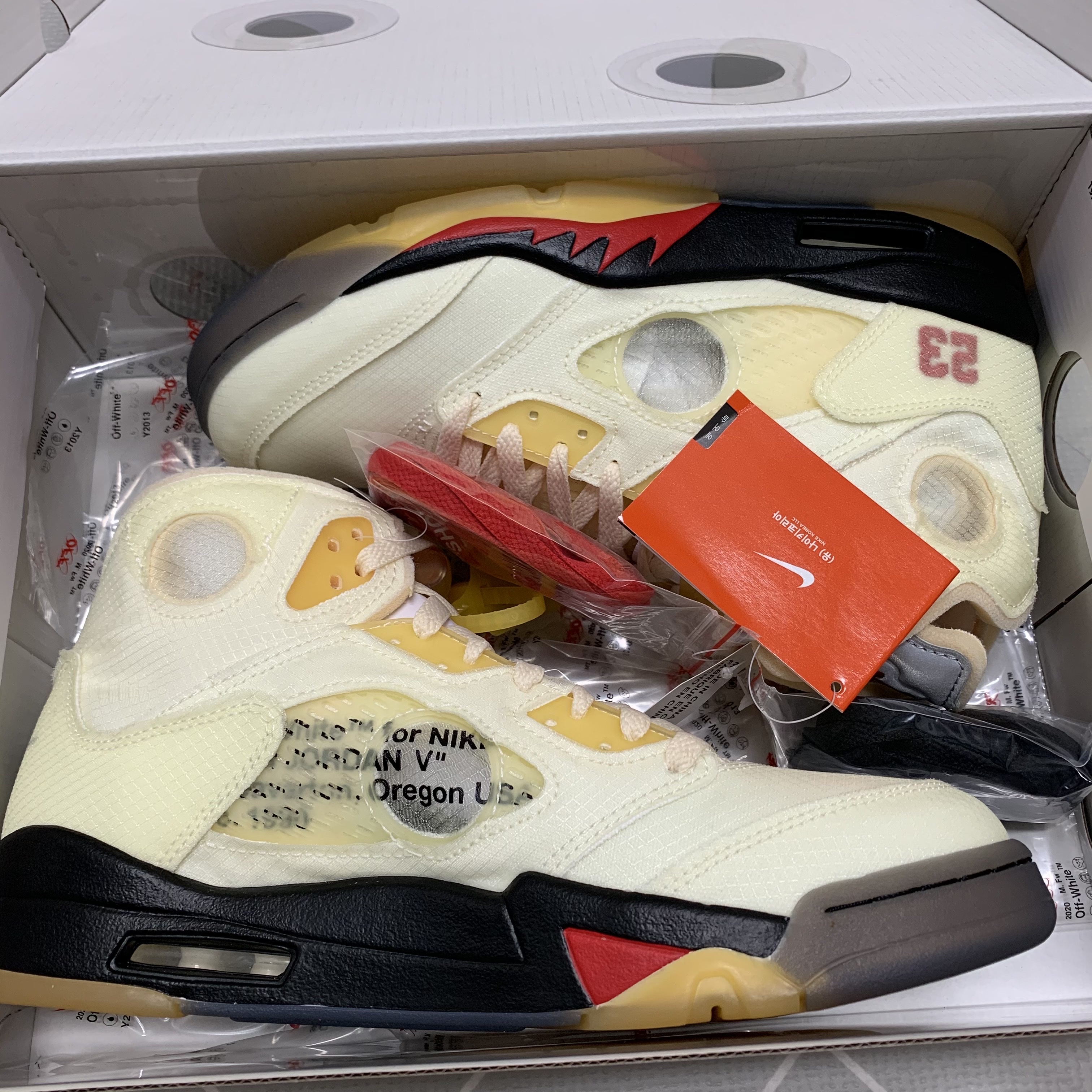 Jordan 5 x Off-White Retro SP Sail Fire Red 착용 스타일