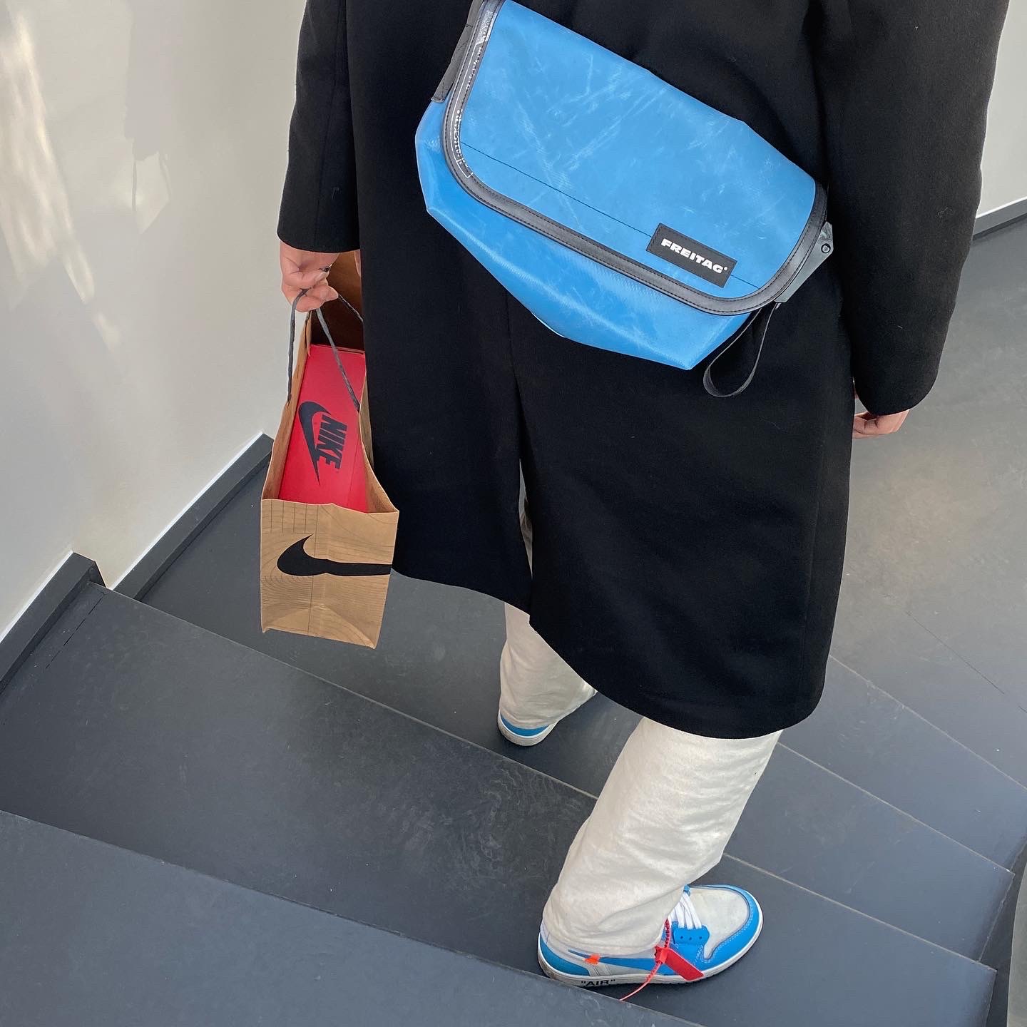 Jordan 1 x Off-White Retro High University Blue 착용 스타일 - 2