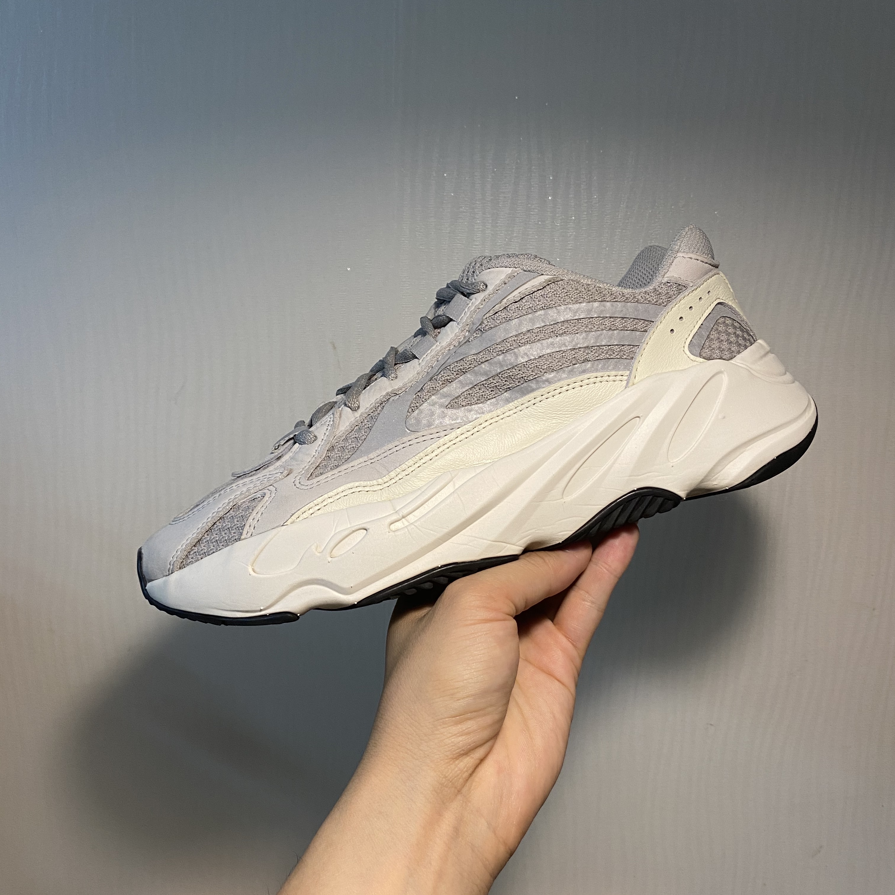 Adidas Yeezy Boost 700 V2 Static 2018 착용 스타일 - 3
